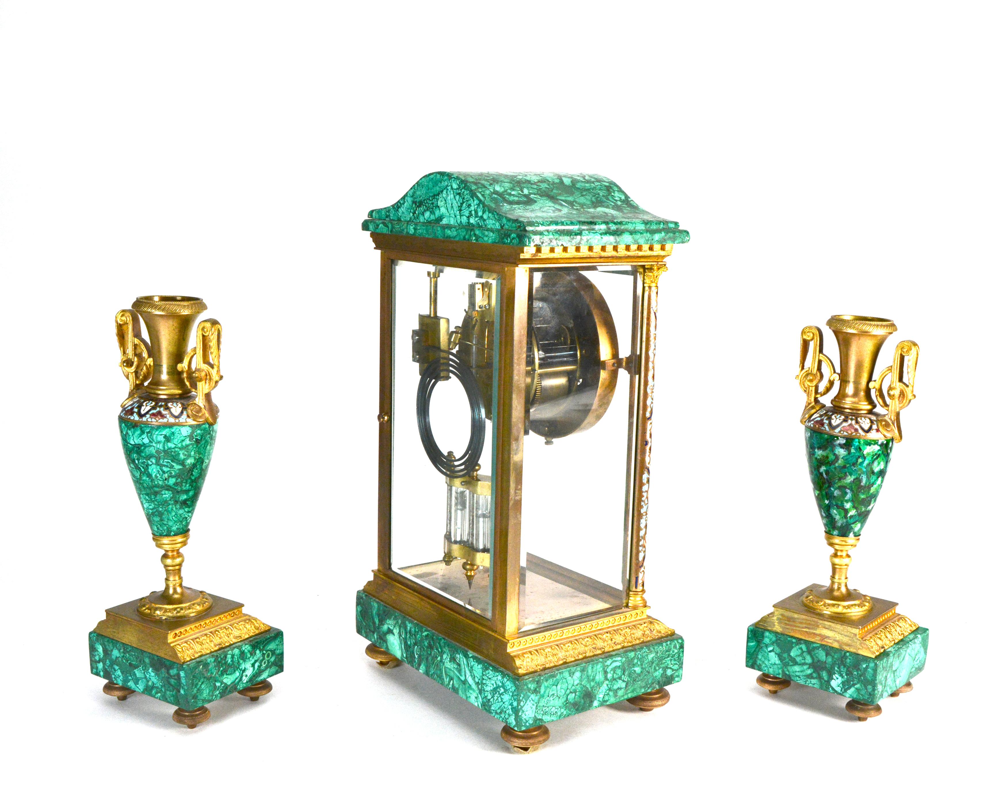 Antique French Art Decó Reloj de manto regulador de malaquita y cristal champleve en Bueno estado para la venta en Danville, CA