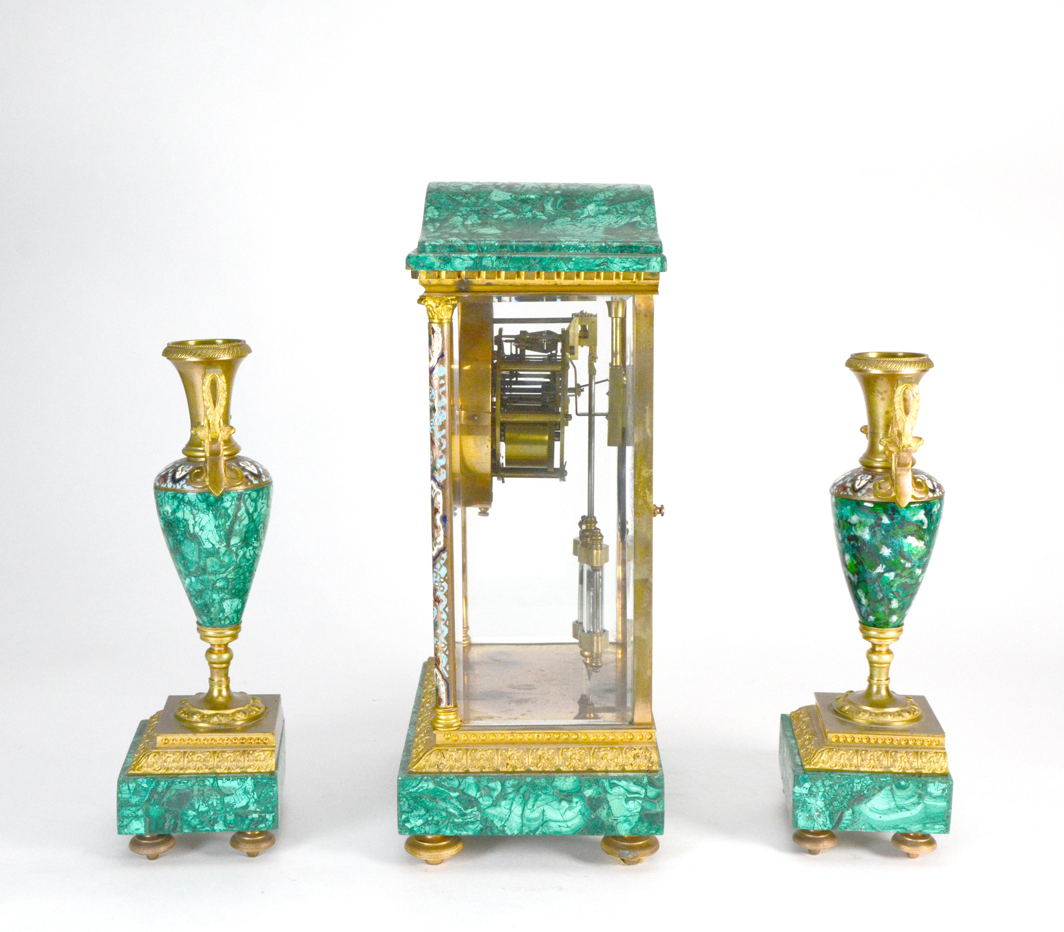 Antique French Art Decó Reloj de manto regulador de malaquita y cristal champleve principios del siglo XX en venta