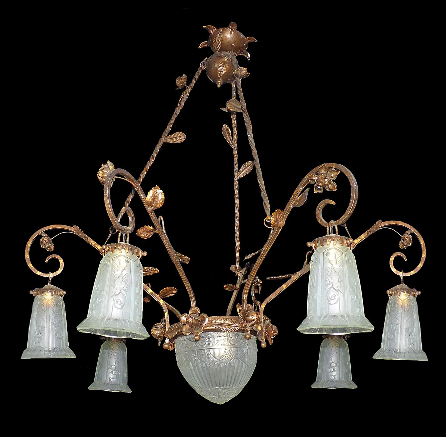 Beautiful French 1930 Art Deco chandelier or pendant. It features a hand forged wrought iron base with stylized leaf and flowers detailing, and floral shaped glass shades.
Measures:
Width 33 in / 84 cm
Height 35.4 in / 90 cm
Weight 20 lb. (9 kg)
7