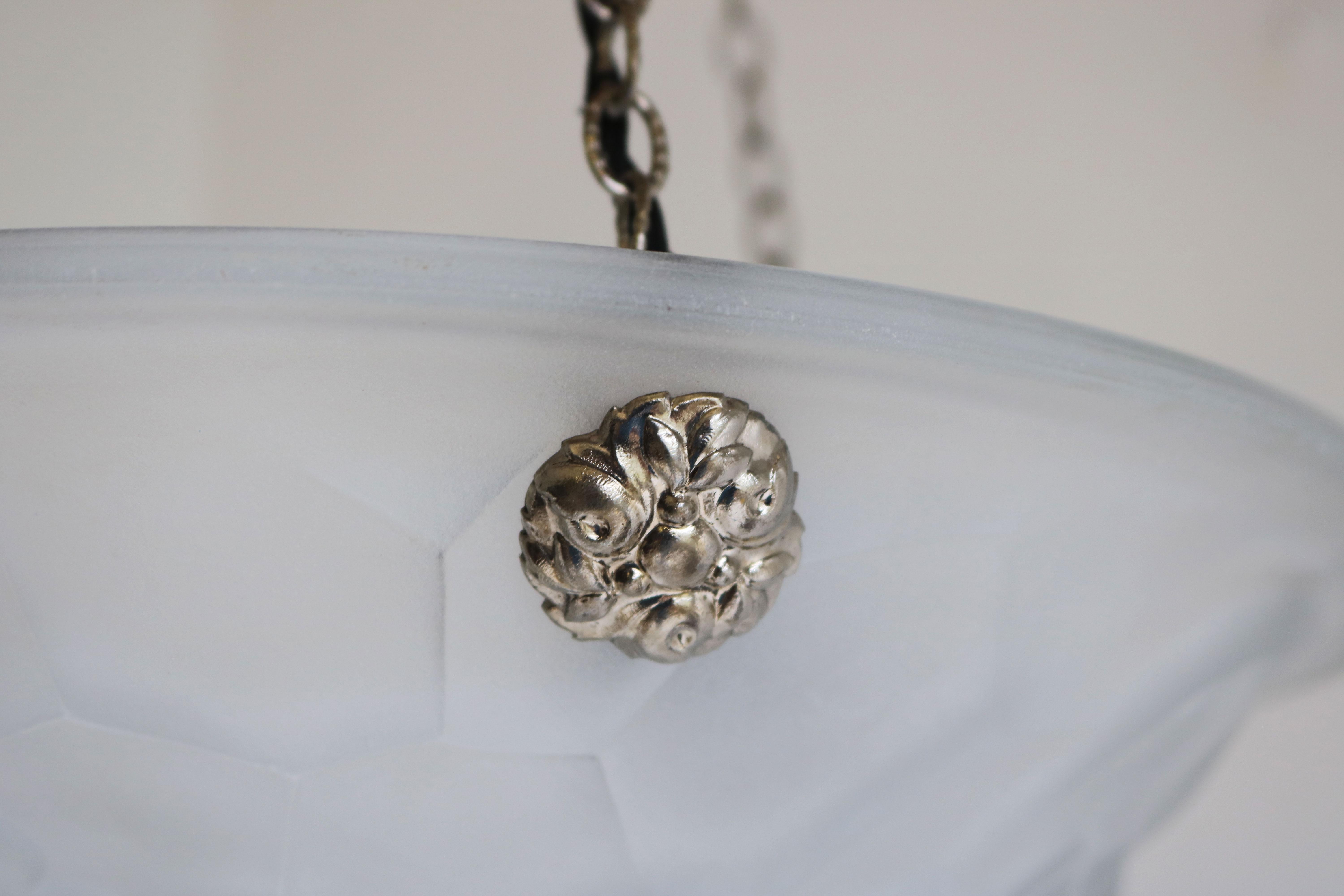 Fait main Pendentif/lustre Art déco français ancien en verre blanc par David Gueron Degue en vente