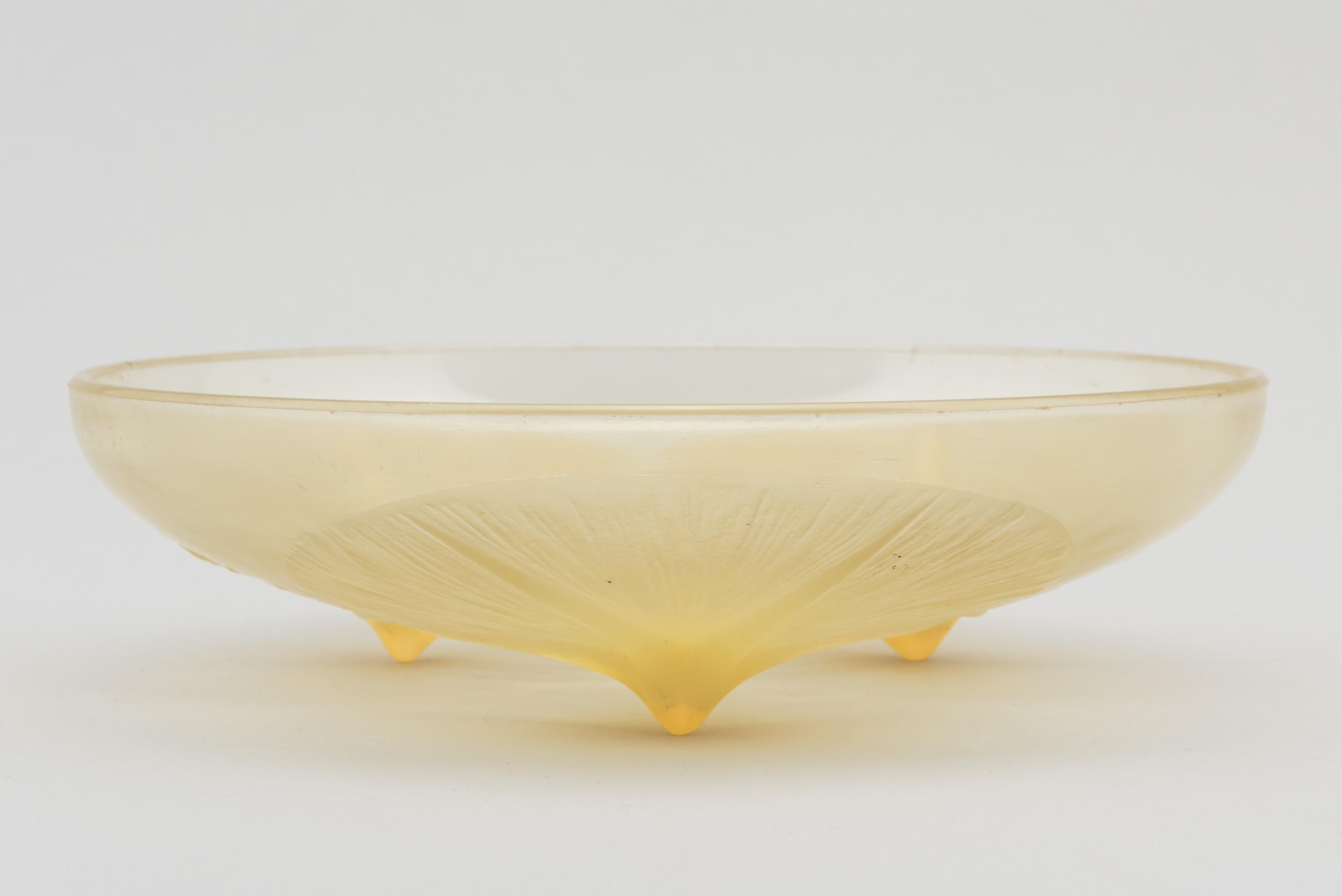 René Lalique (1860-1945) 
Circular bowl model Volubilis pressed molded glass yellow

Signed R Lalique
Model from 1921
Measures: H 6 cm, D 22cm
Bibliography: R.Lalique, Catalogue Raisonné de l'oeuvre verre de René Lalique par Félix Marcilhac, p.293.