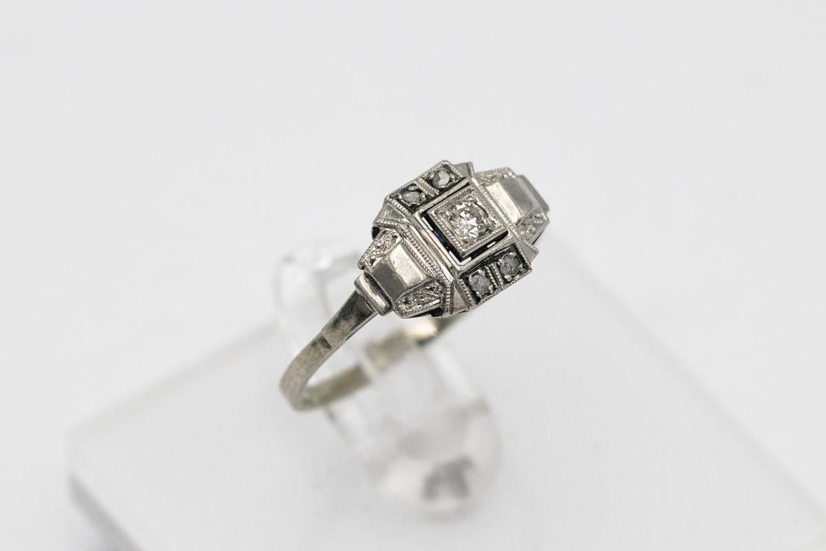 An old diamond ring from France from the 1930s (hallmark preserved)

The symmetrical, geometric crown with old-cut diamonds refers to the Art Deco style

We offer earrings that would make a perfect set with a ring

The ring captivates with its