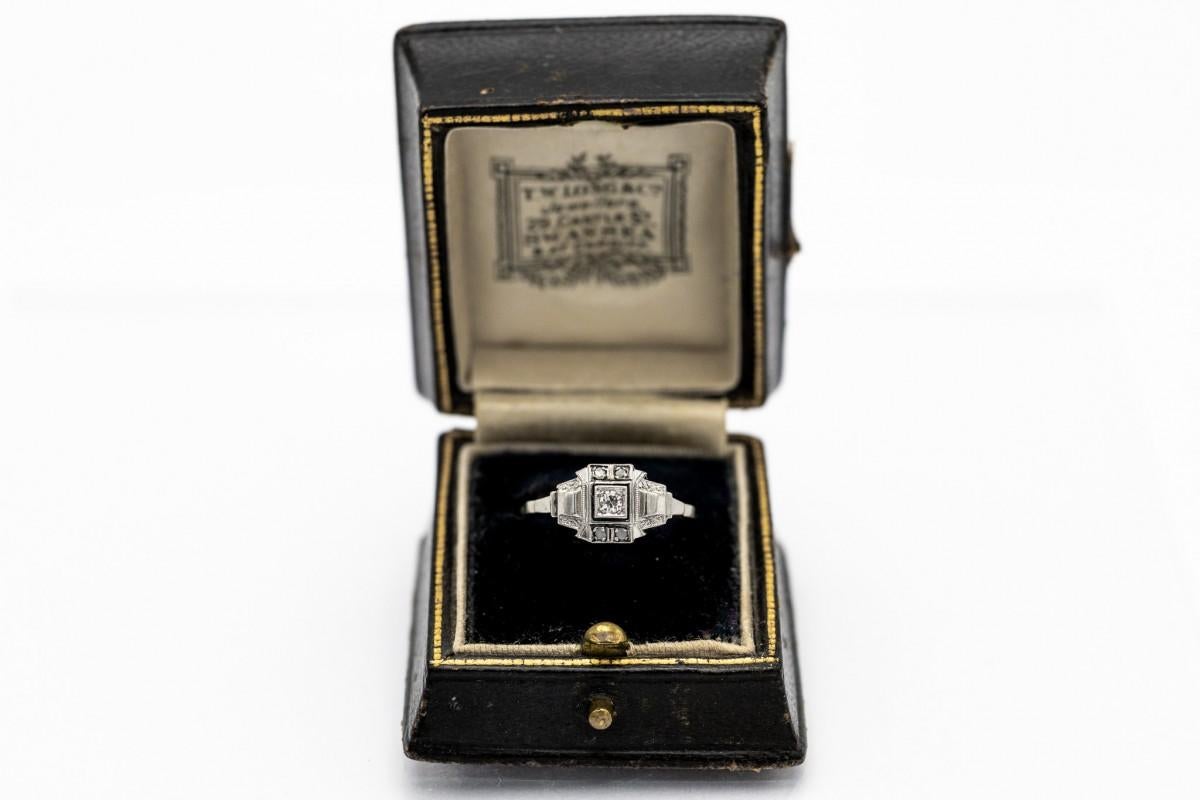 Antiker französischer Art-Déco-Ring mit Diamanten, Frankreich, 1930er Jahre. im Zustand „Gut“ im Angebot in Chorzów, PL