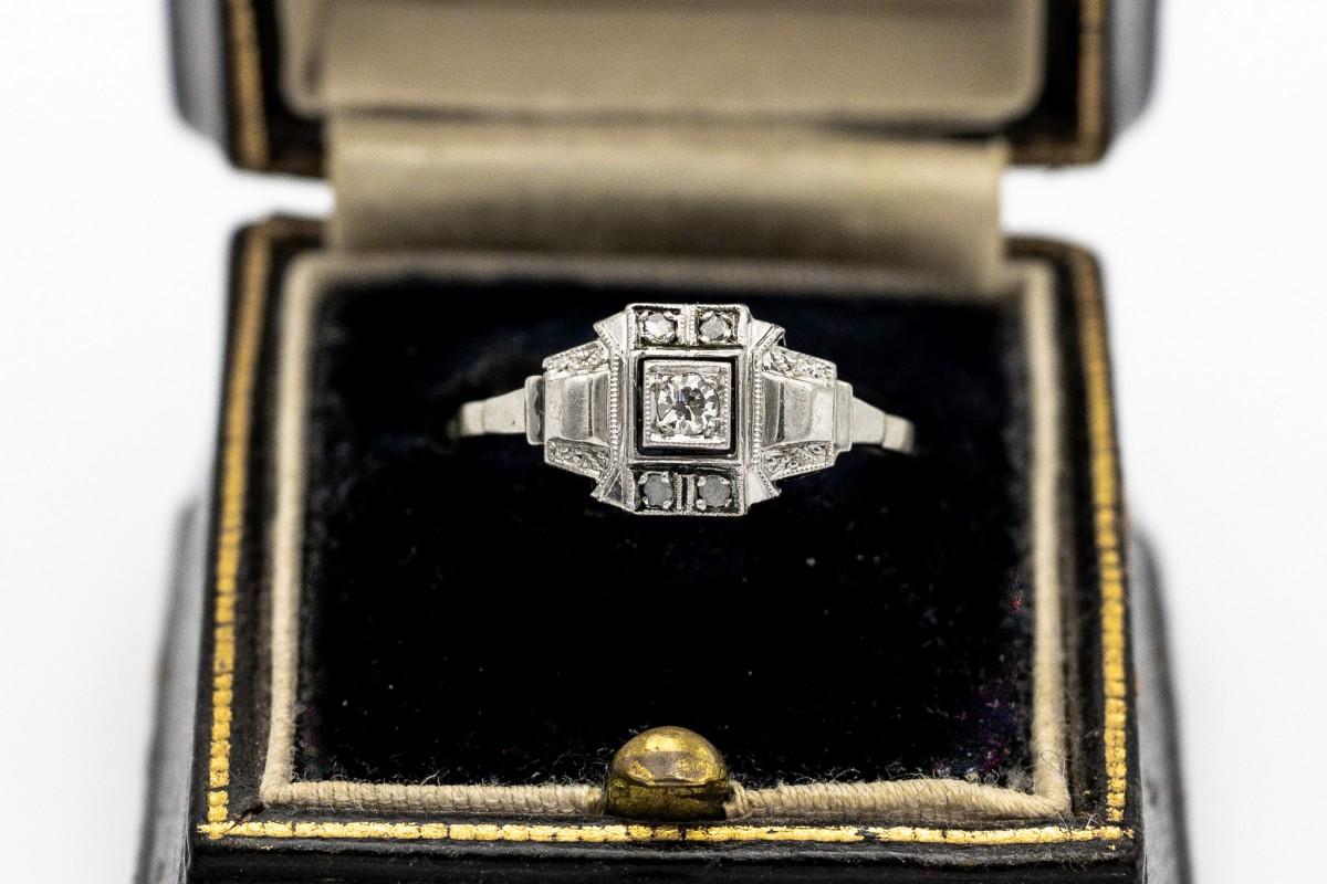 Antique French Art Deco ring with diamond, France, 1930s. For Sale 4