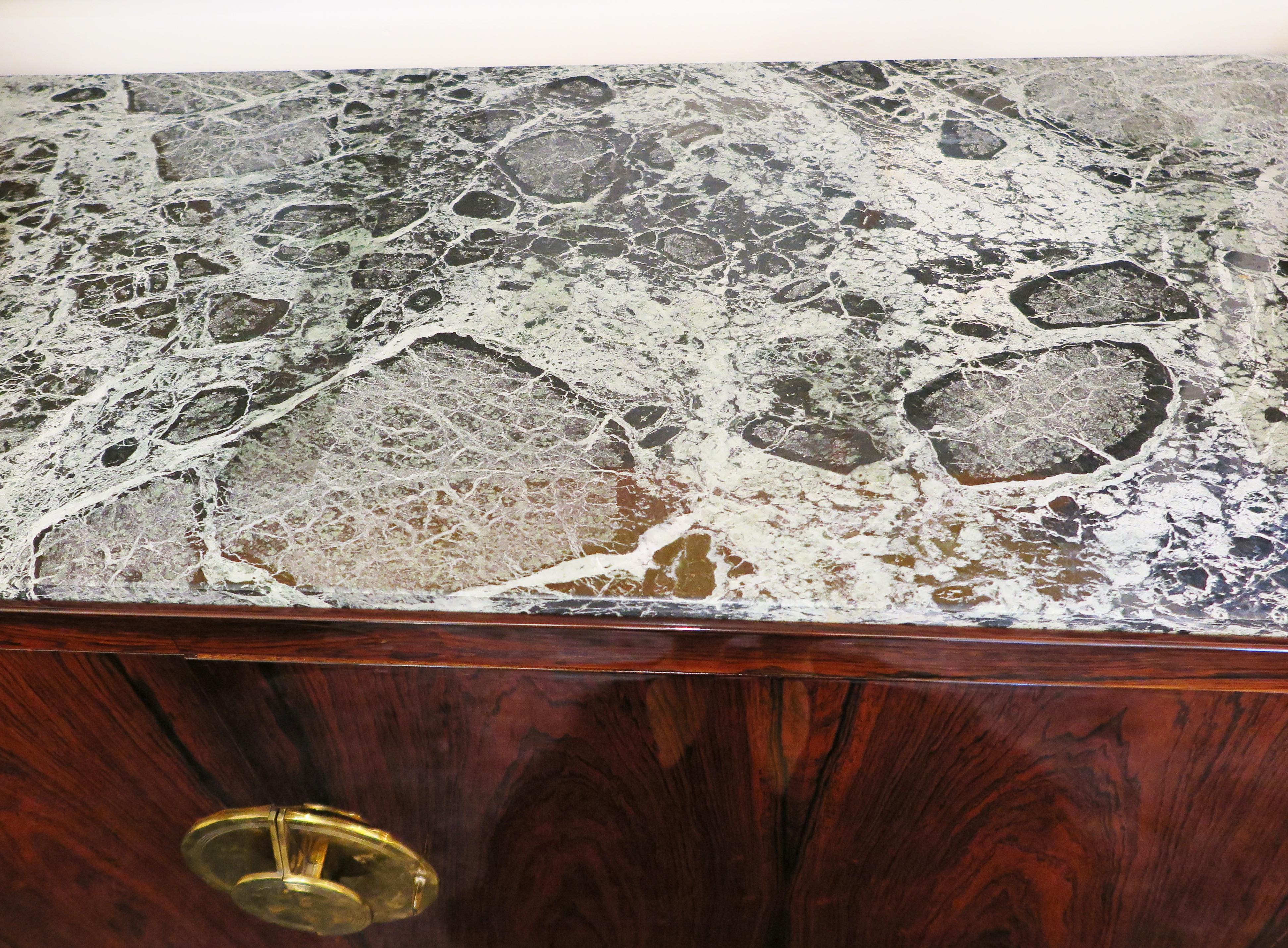 Antikes französisches Art-Déco-Sideboard aus Palisanderholz mit grüner Marmorplatte (Messing) im Angebot