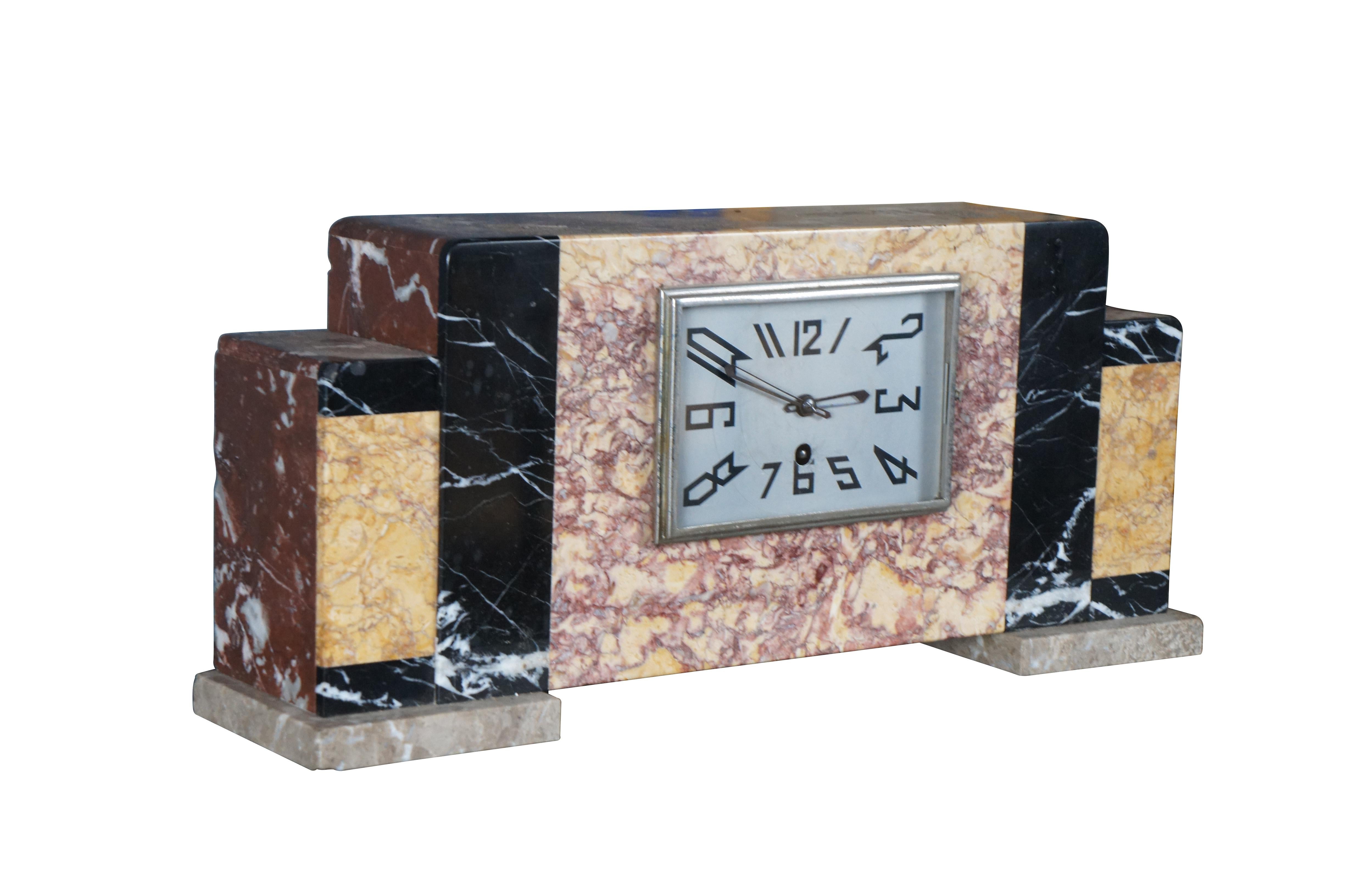 Horloge de cheminée ancienne de style Art Déco. Elle présente quatre types de pierre différents, le marbre Royal Rouge étant au premier plan. Parfait pour être exposé sur un bureau, une table ou une bibliothèque.

Dimensions :
18.5