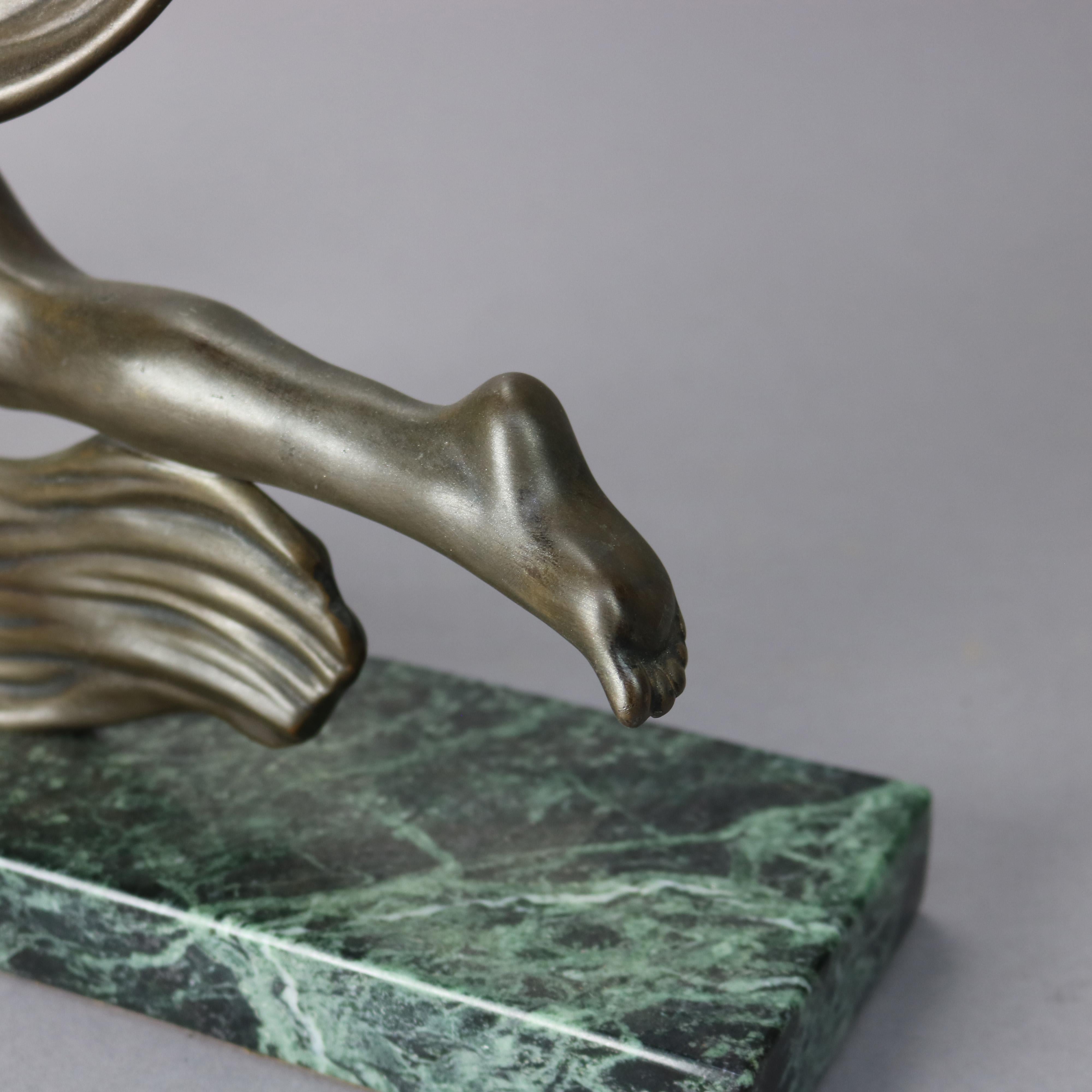 Antike französische Art-Déco-Skulptur einer Frau auf Marmorsockel, 20. Jahrhundert (Metall) im Angebot