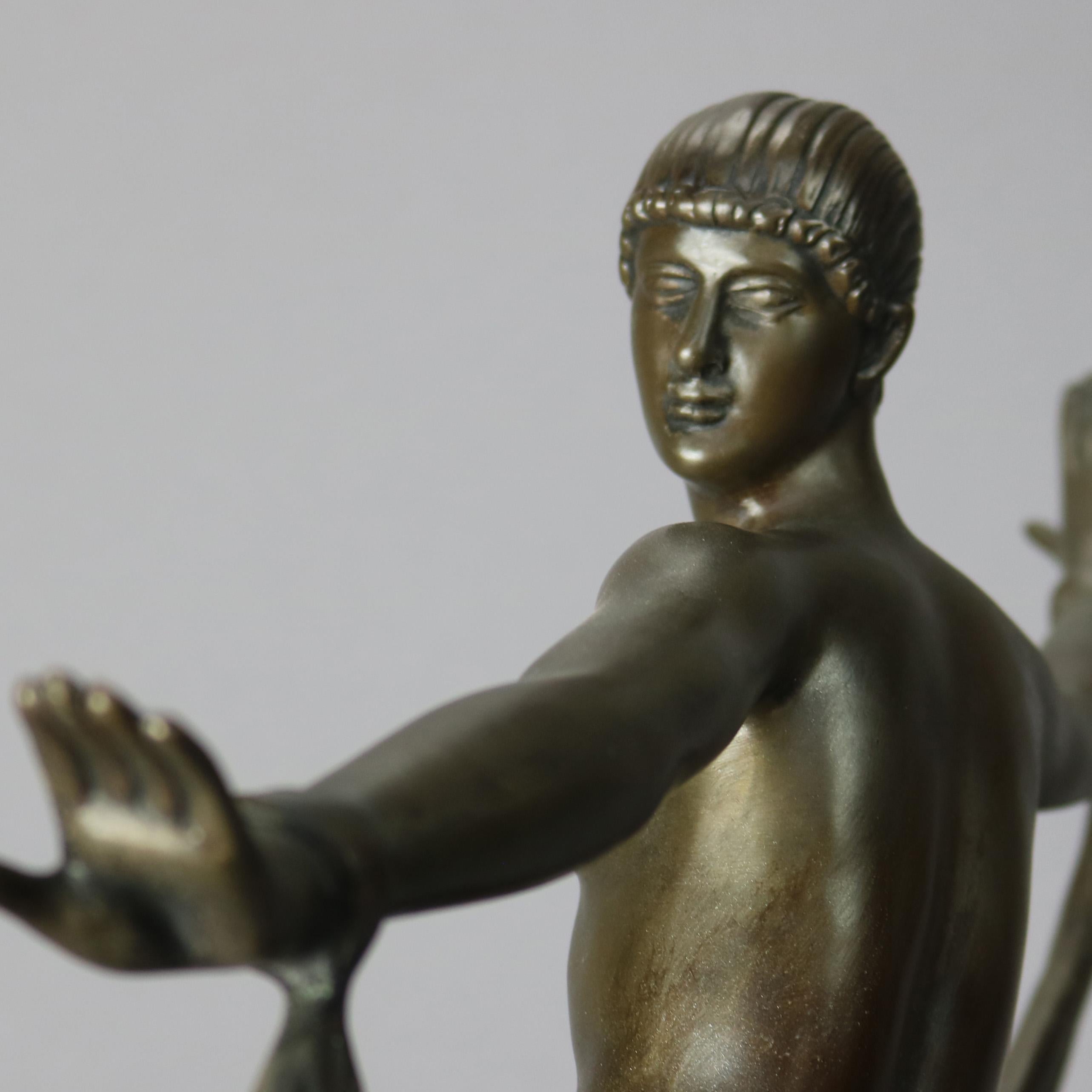 Antike französische Art-Déco-Skulptur einer Frau auf Marmorsockel, 20. Jahrhundert im Angebot 3