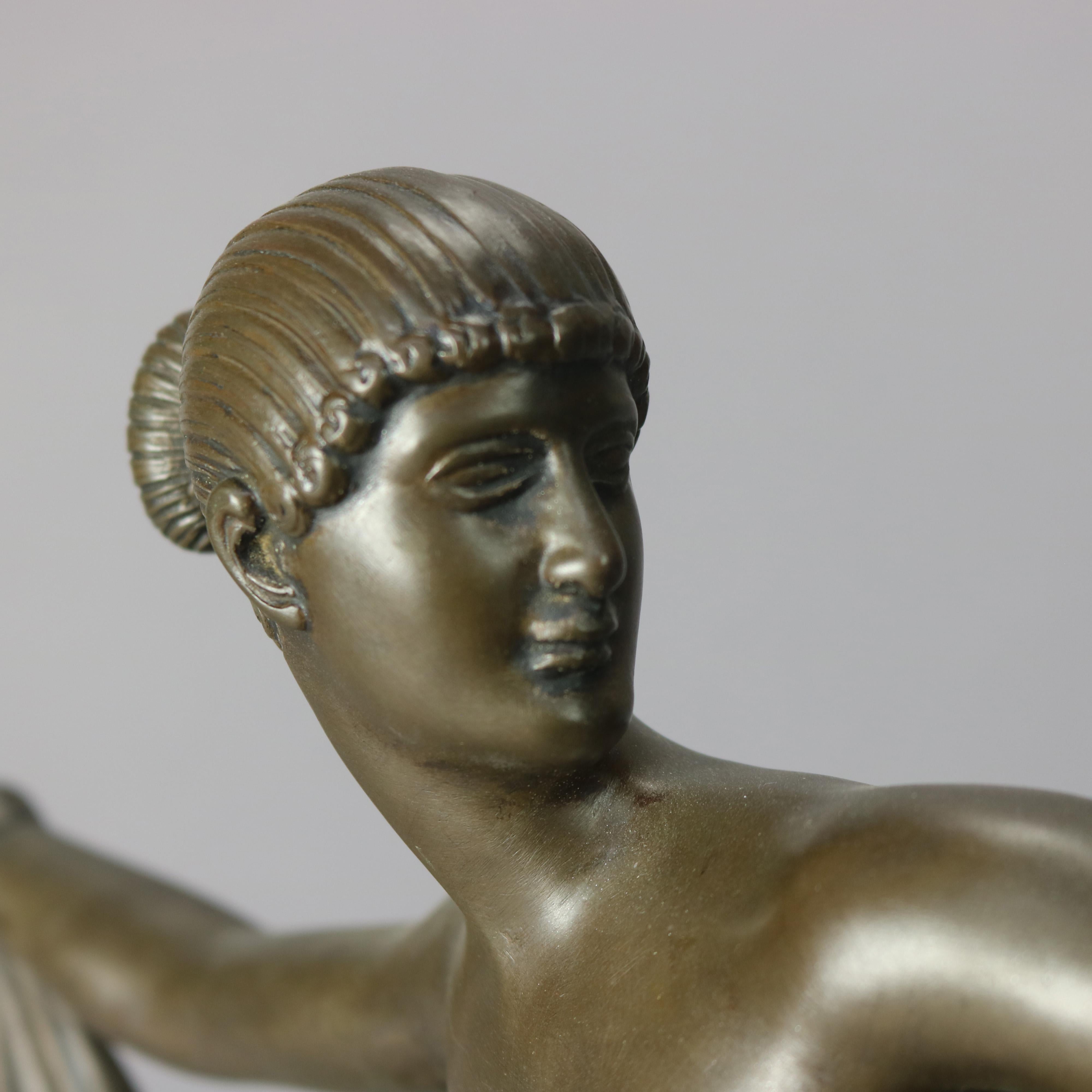 Antike französische Art-Déco-Skulptur einer Frau auf Marmorsockel, 20. Jahrhundert (Art déco) im Angebot