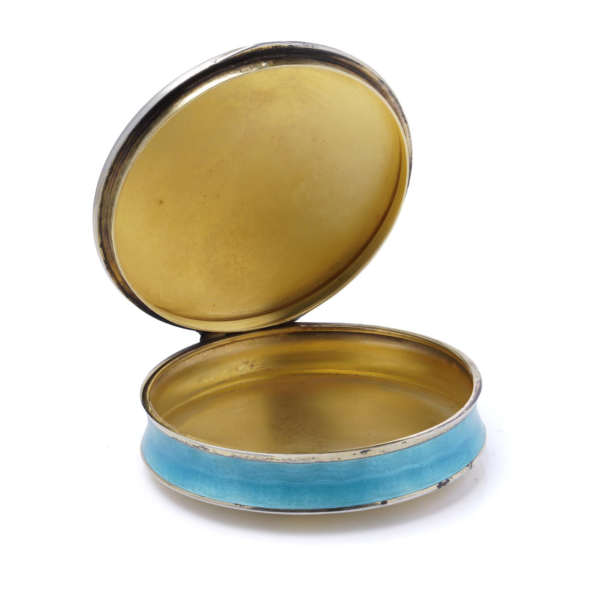 Boîte sophistiquée en argent de style Art déco français, avec des détails en émail guilloché. L'intérieur est en argent doré, témoignant d'un savoir-faire exceptionnel du début du XXe siècle.

Spécifications :
Matière : Argent, émail