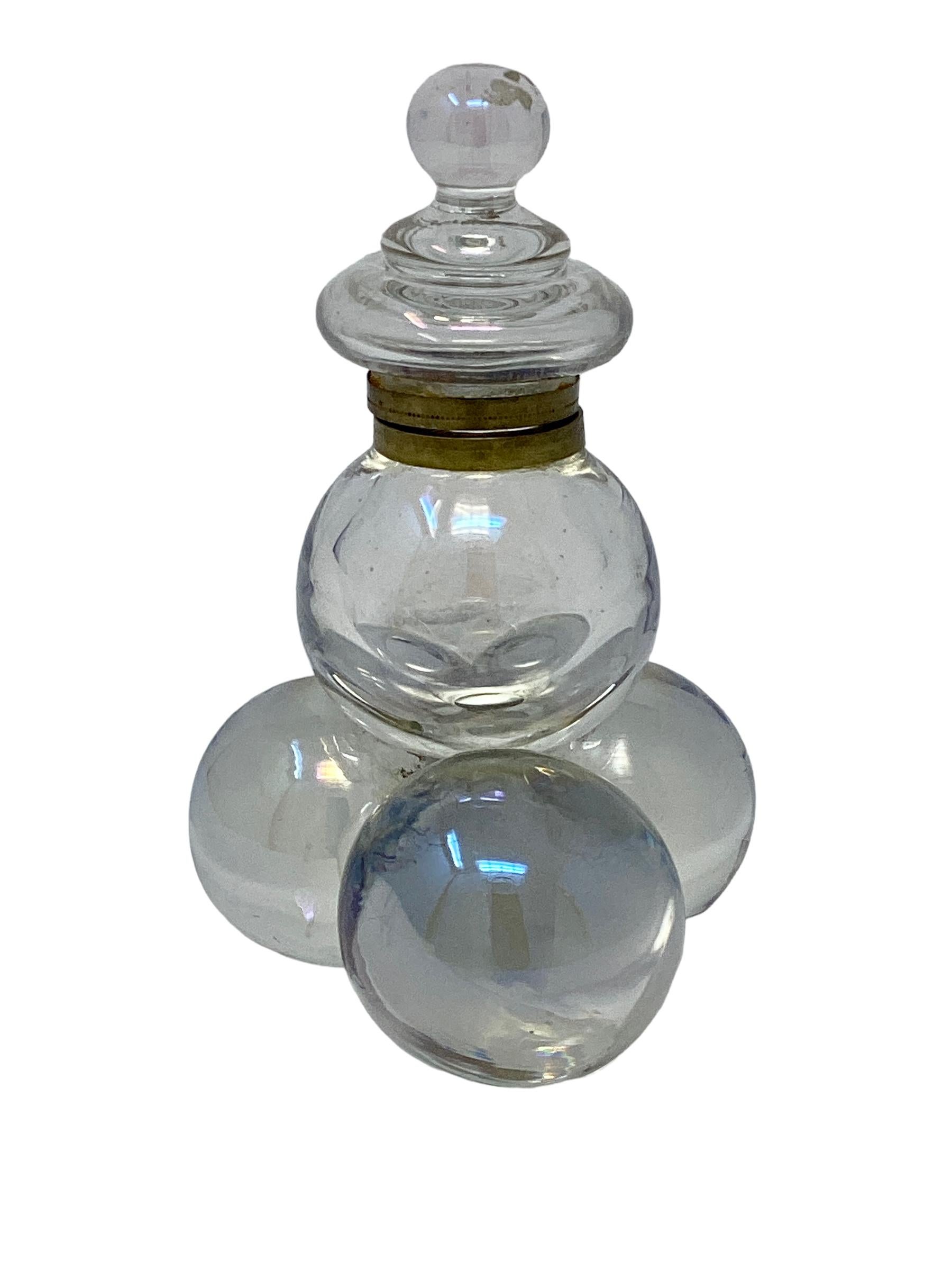 Antiguo Tintero Francés Art Decó de Bolas de Cristal Apiladas. Divertido diseño con 4 bolas redondas apiladas unas sobre otras. La bola superior contiene la tinta.