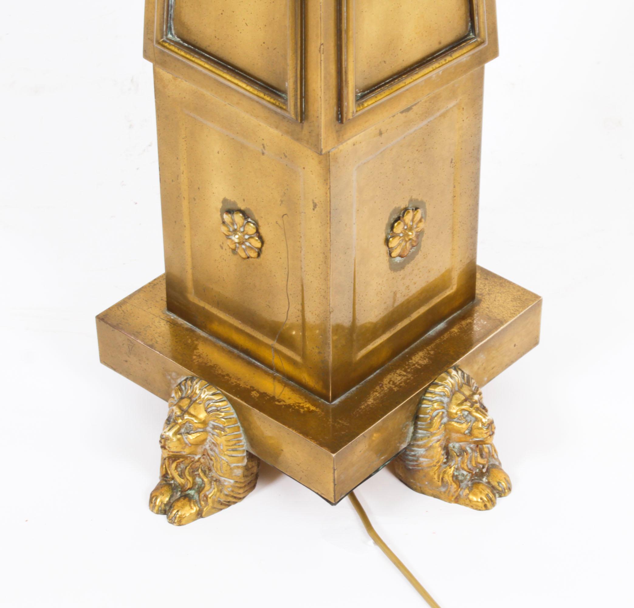 Laiton Lampe standard Art déco française ancienne avec abat-jour datant d'environ 1920 en vente