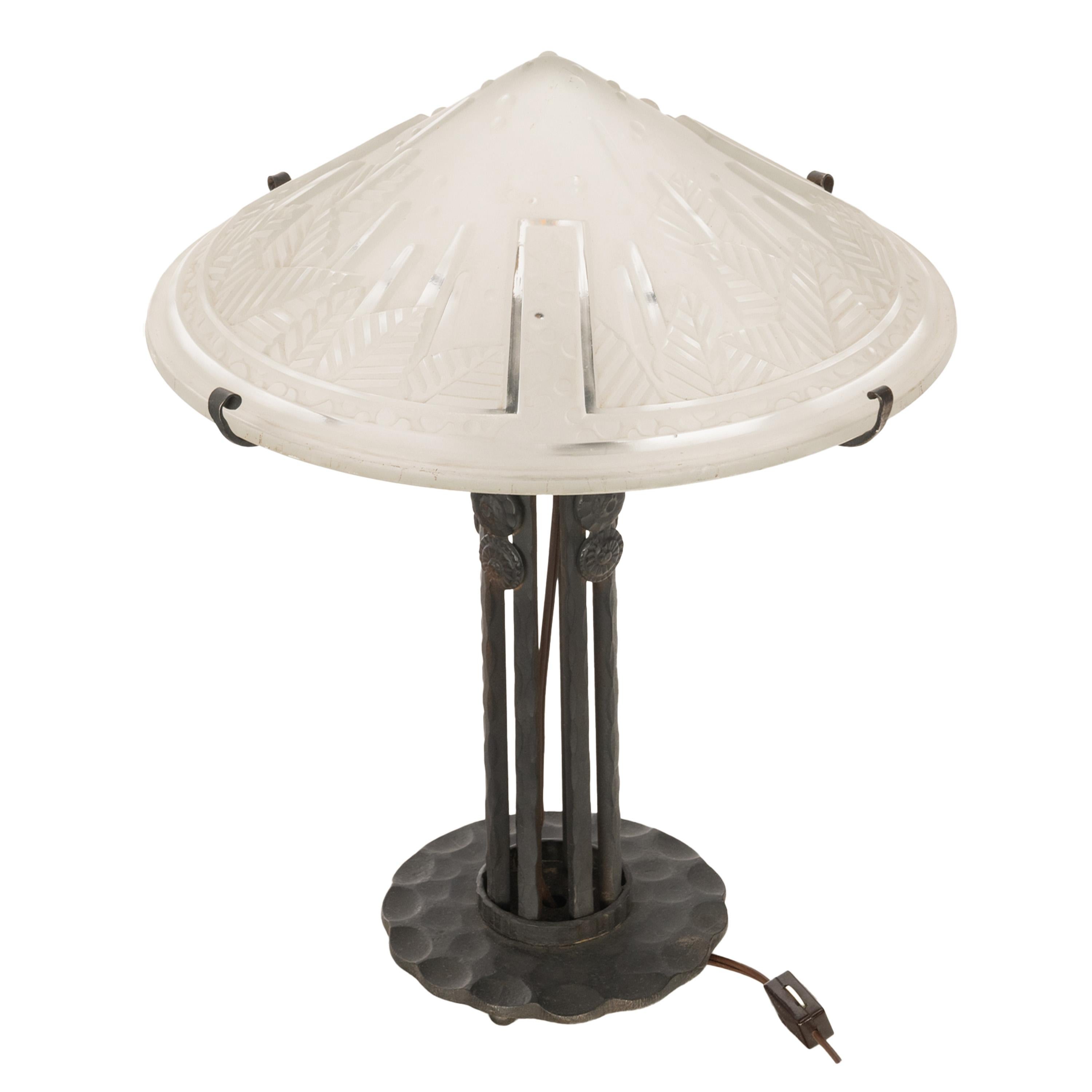 Début du 20ème siècle Lampe de table Arte Antiques Frères Verre Fer Luneville  en vente
