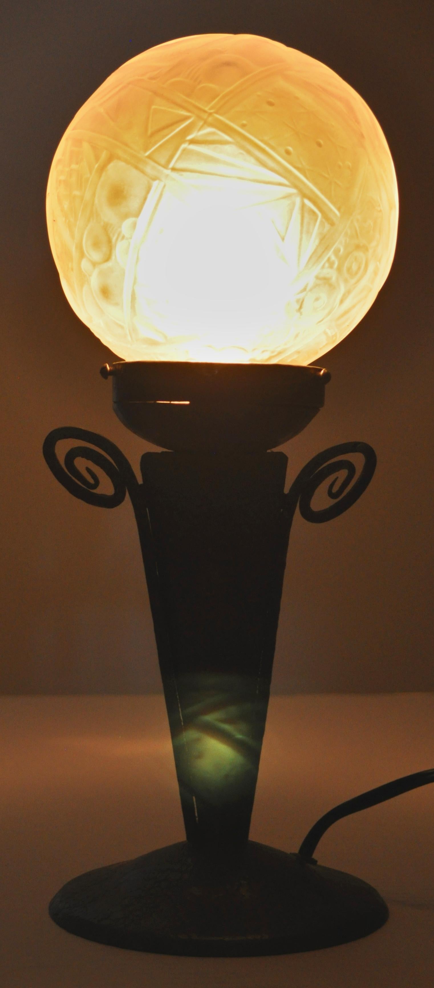 Début du 20ème siècle Lampe de bureau Art déco française ancienne en fer forgé Daum Glass Edgar Brandt, 1920 en vente