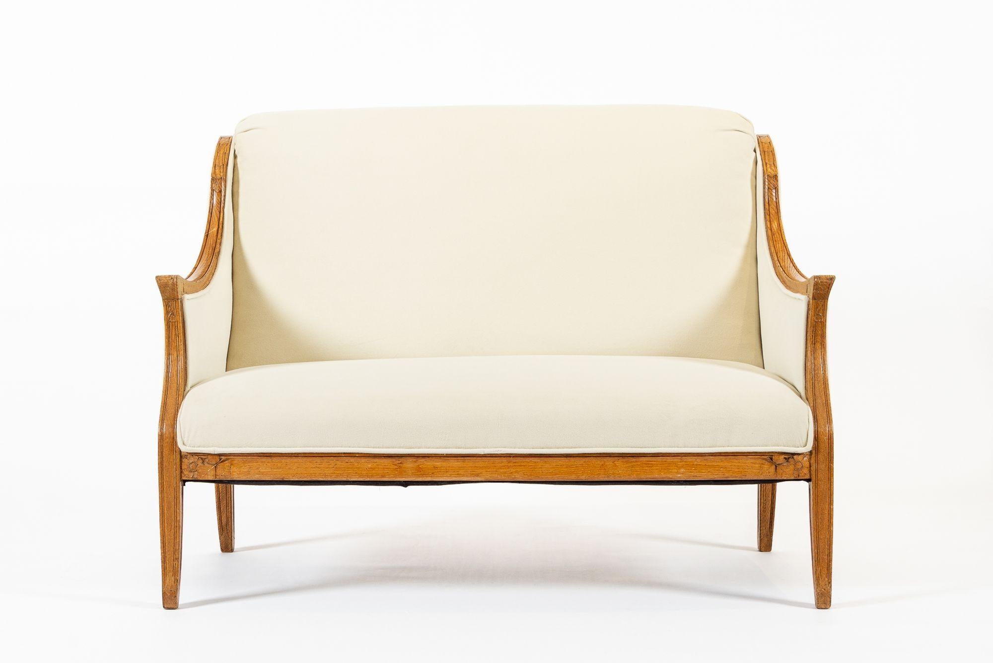 Antique French Art Deco Two-Seat Loveseat Sofa mit Creme Polsterung, 1940er Jahre (Art déco) im Angebot