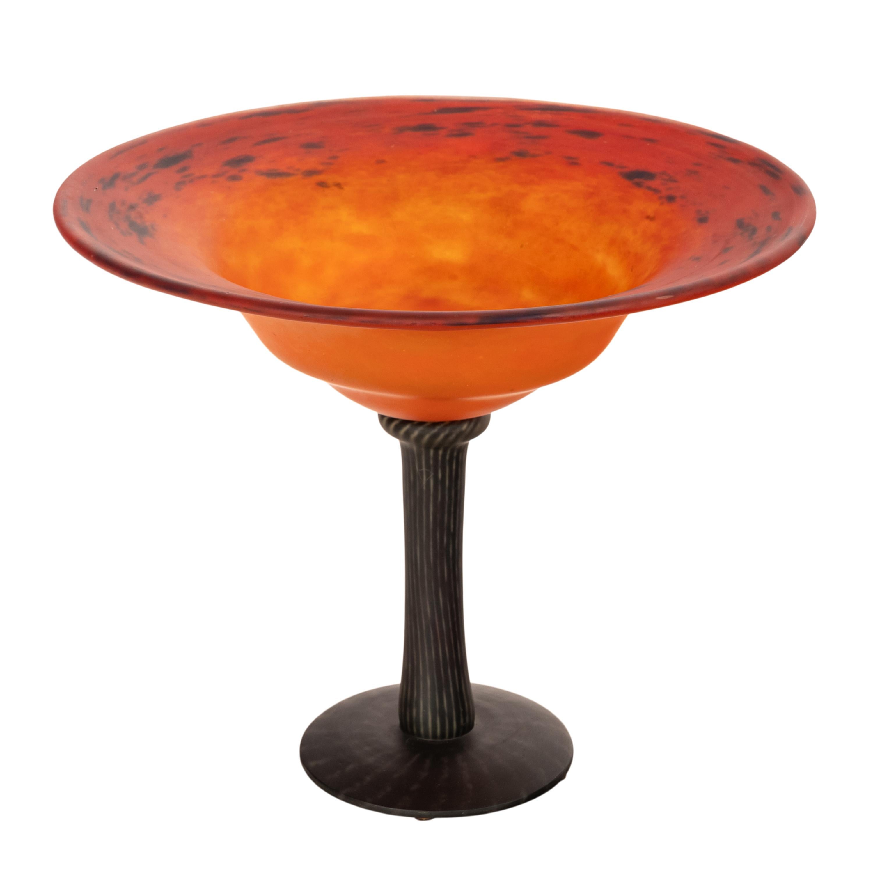 Un raffinato e grande bicchiere in vetro Art Déco francese di Charles Schneider, circa 1920. 
Questo grande ed elegante bicchiere a stelo ha un'ampia coppa svasata color corniola, sollevata da uno stelo striato e poggiante su un piede circolare
