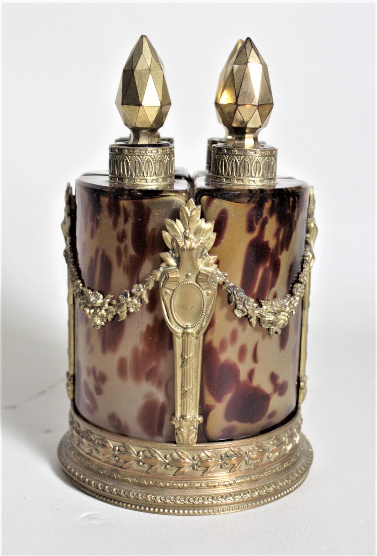 Tardo vittoriano Antique French Art Glass Perfume or Scent Bottle Set with Ornate Cast Stand (Set di bottiglie di profumo o di fragranza in vetro artistico con supporto ornato) in vendita