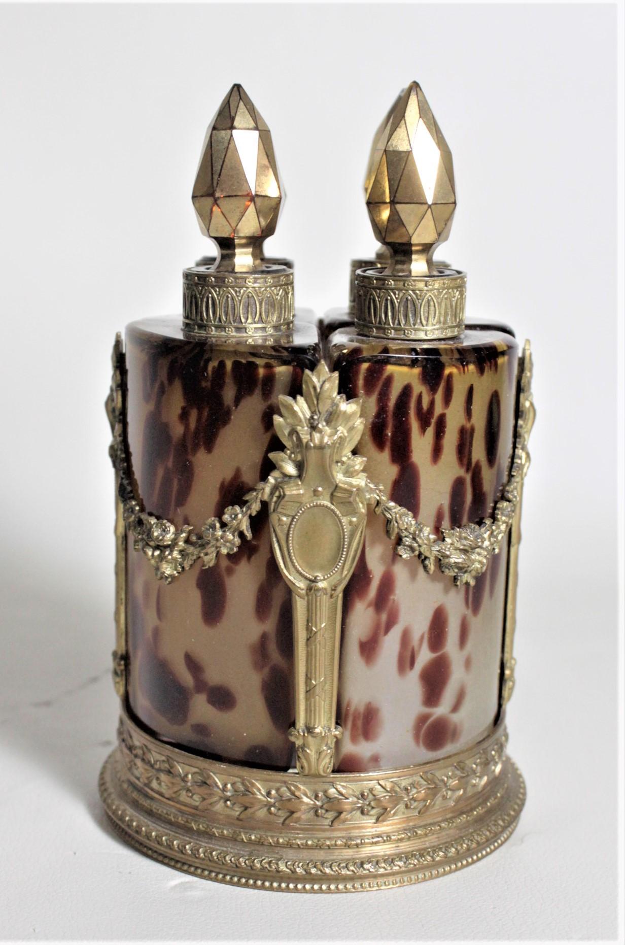 Moulé Ensemble de flacons de parfum ou de senteur en verre d'art français antique avec support en fonte orné en vente