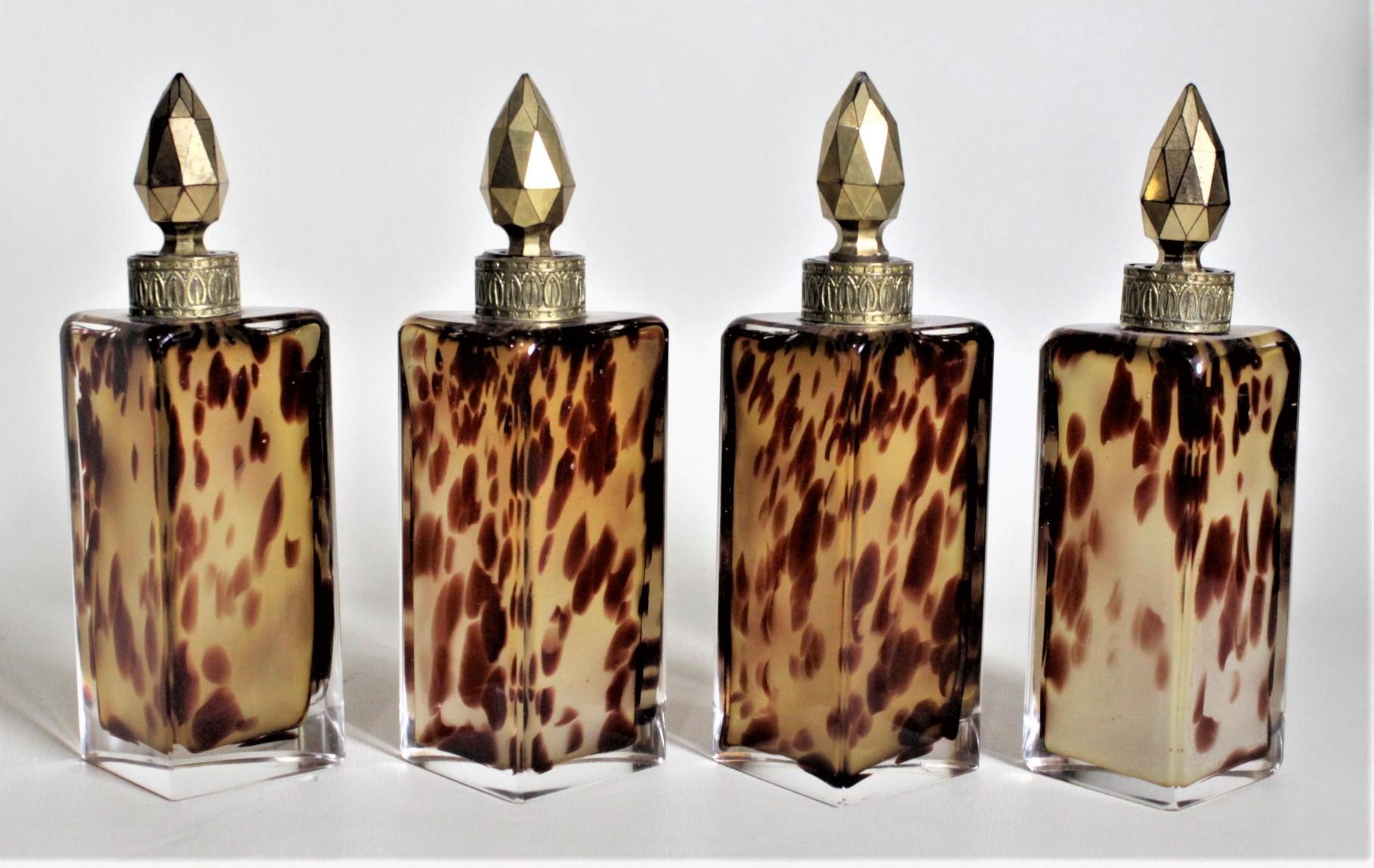 Antique French Art Glass Perfume or Scent Bottle Set with Ornate Cast Stand (Set di bottiglie di profumo o di fragranza in vetro artistico con supporto ornato) In condizioni buone in vendita a Hamilton, Ontario