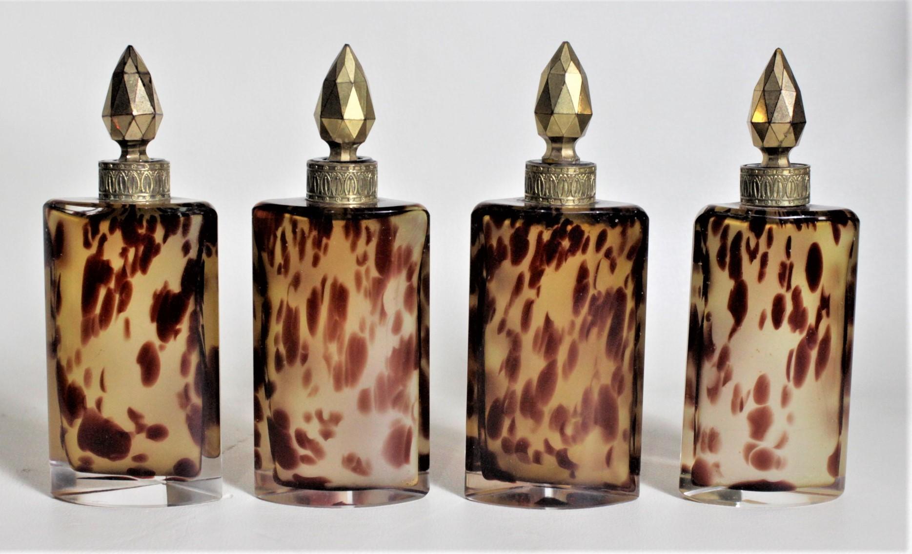 XIX secolo Antique French Art Glass Perfume or Scent Bottle Set with Ornate Cast Stand (Set di bottiglie di profumo o di fragranza in vetro artistico con supporto ornato) in vendita