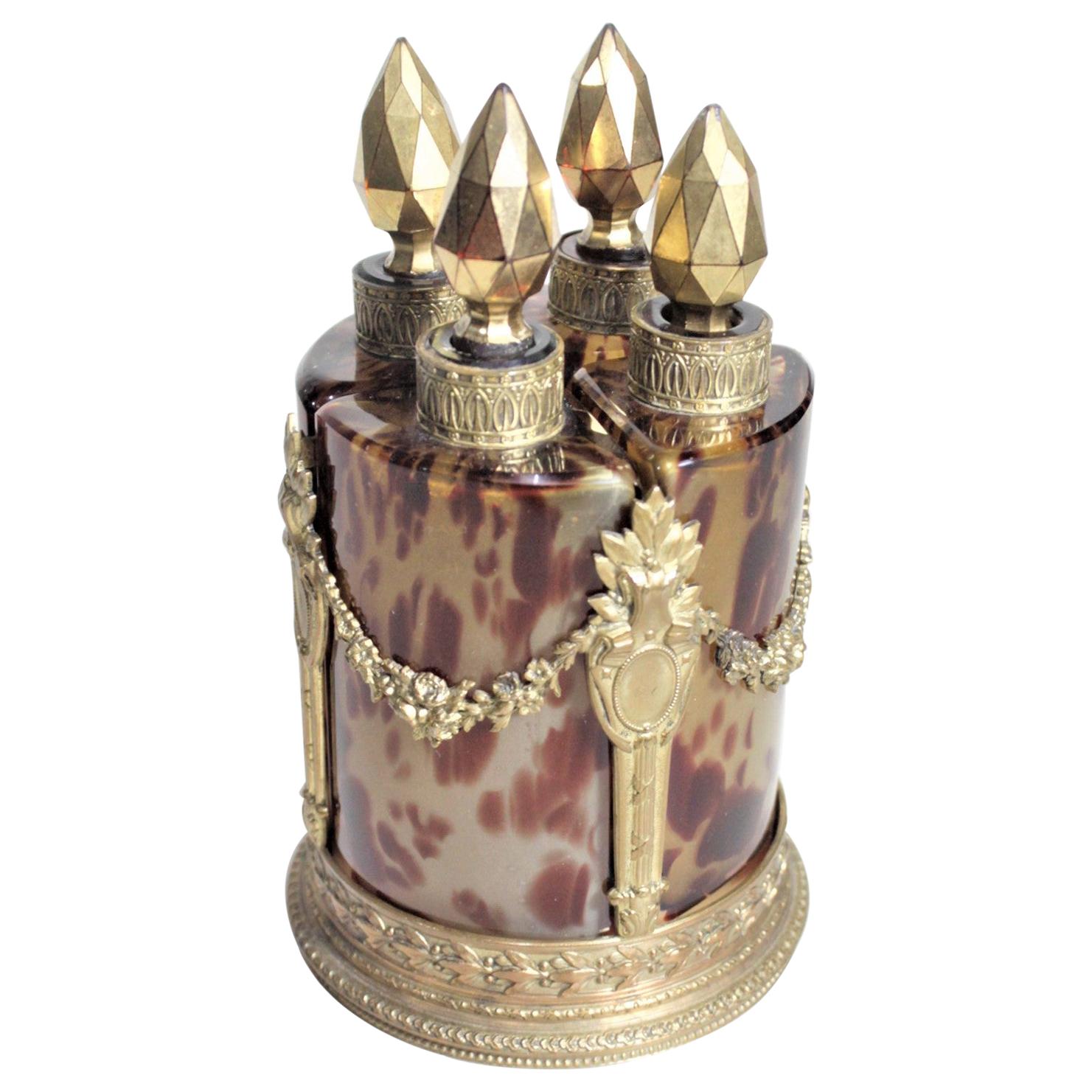 Antique French Art Glass Perfume or Scent Bottle Set with Ornate Cast Stand (Set di bottiglie di profumo o di fragranza in vetro artistico con supporto ornato)
