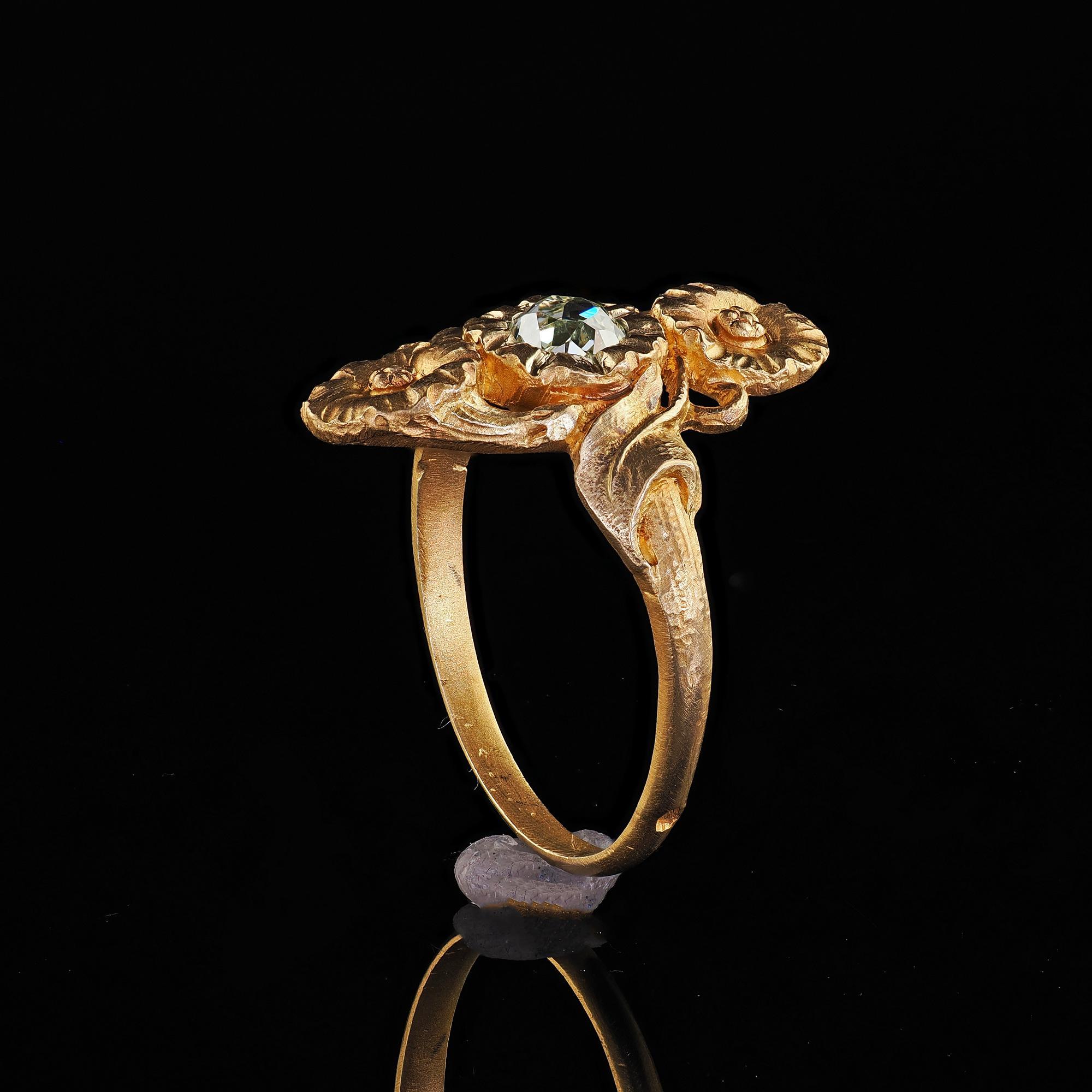 Antique French Art Nouveau Or jaune 18K Diamonds Mine Ancienne Bague florale en vente 4