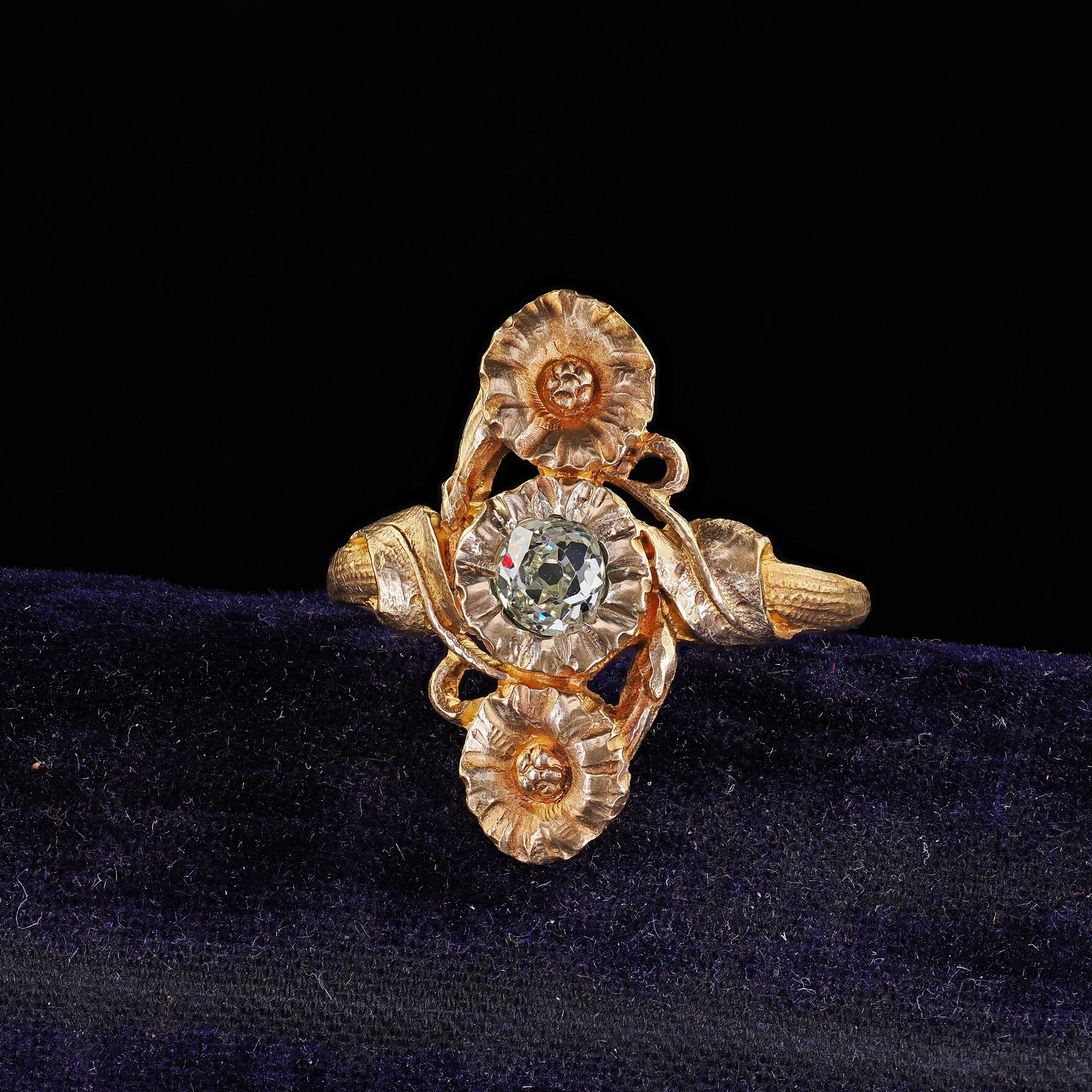 Magnifique bague florale en or jaune 18 carats et diamant ancienne mine. Cette incroyable bague en diamant ancienne mine de l'Art nouveau français est réalisée en or jaune 18k. Cette magnifique bague est ornée d'un beau diamant massif de taille