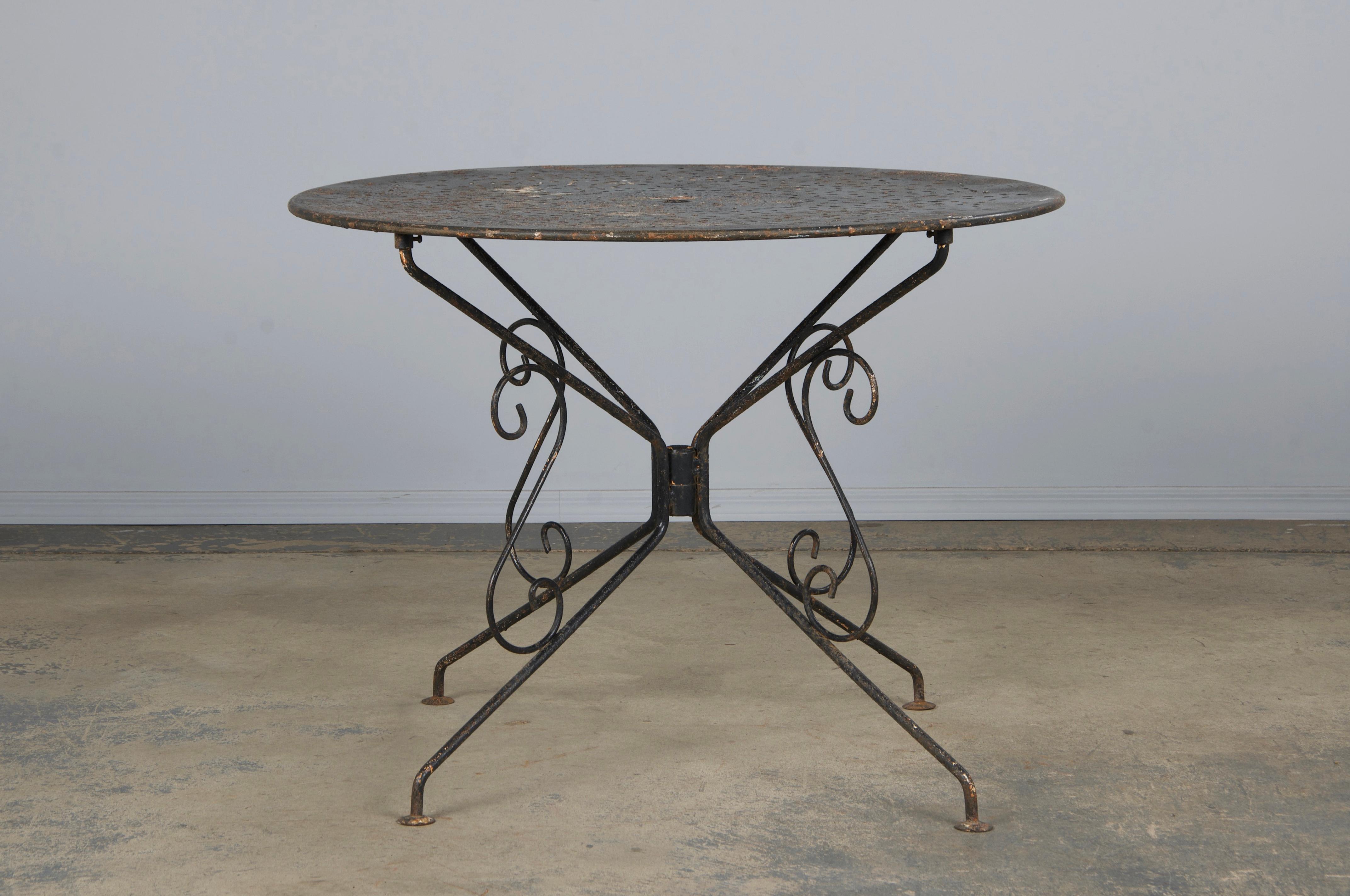 Français Antiquité française Art Nouveau Fer forgé peint noir Ensemble de jardin en vente