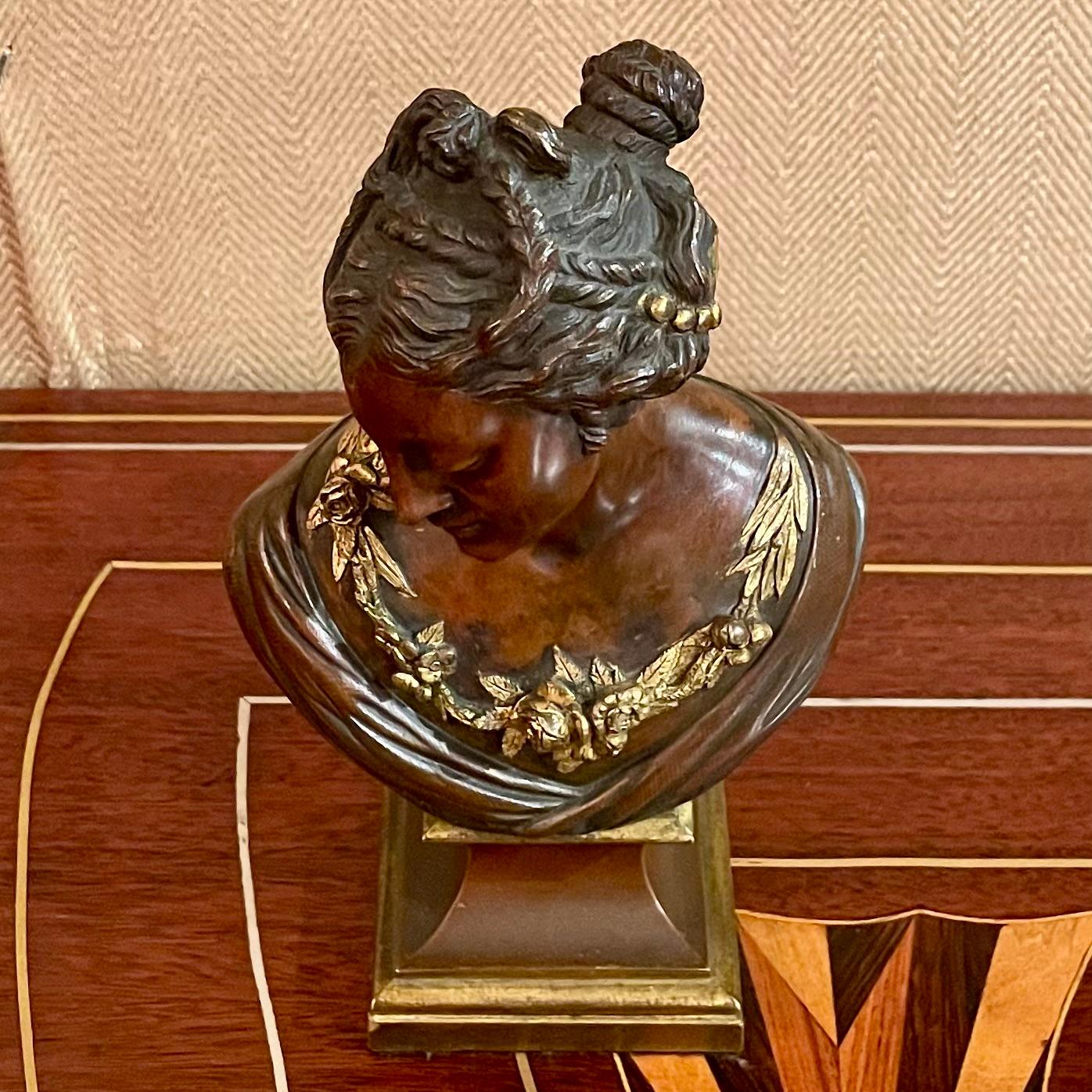 Antico busto in bronzo Art Nouveau francese di alta qualità su supporto di una giovane donna che indossa una ghirlanda di fiori, circa 1890.