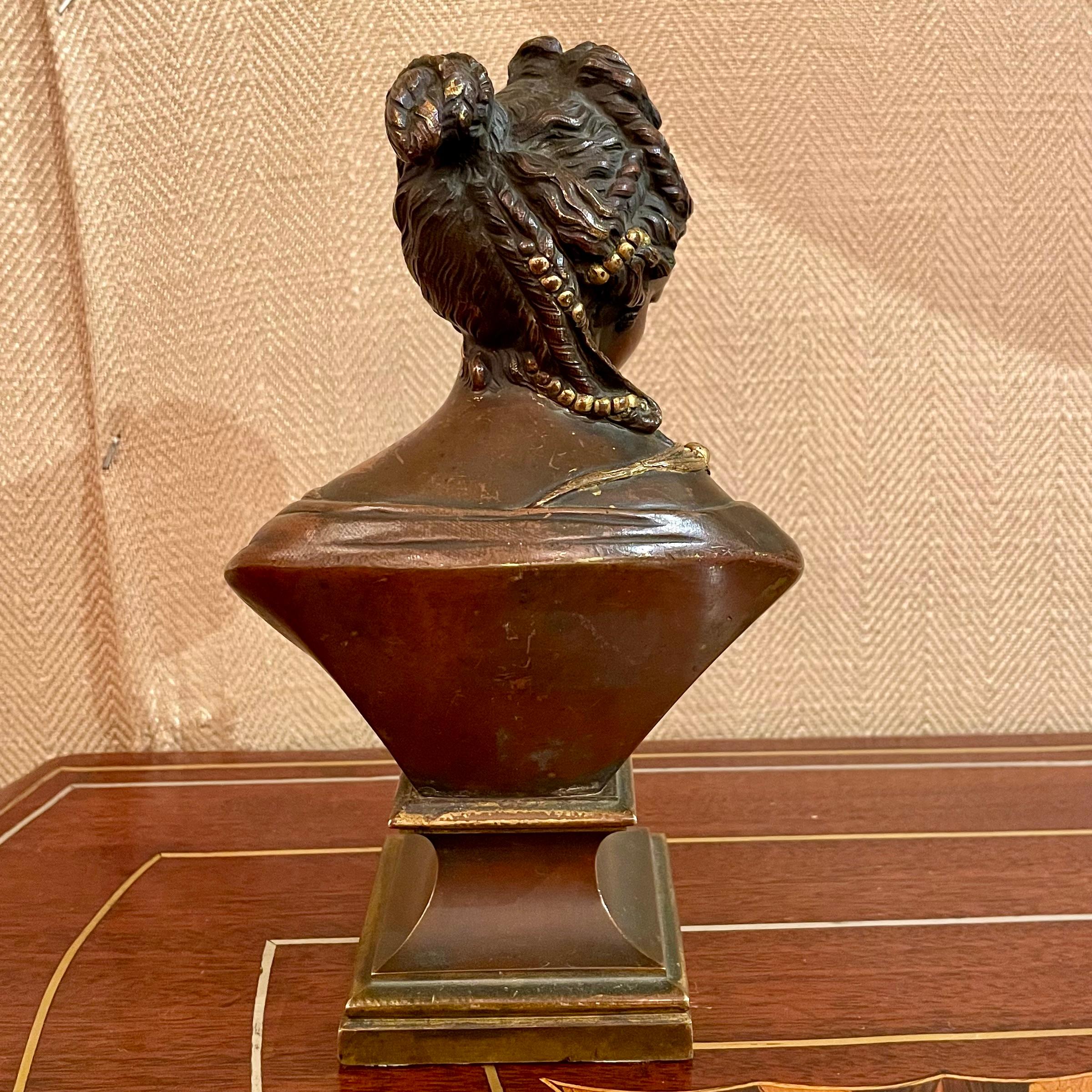 Antique French Art Nouveau Busto in bronzo su stativo di una giovane donna, CIRCA 1890. In condizioni buone in vendita a New Orleans, LA