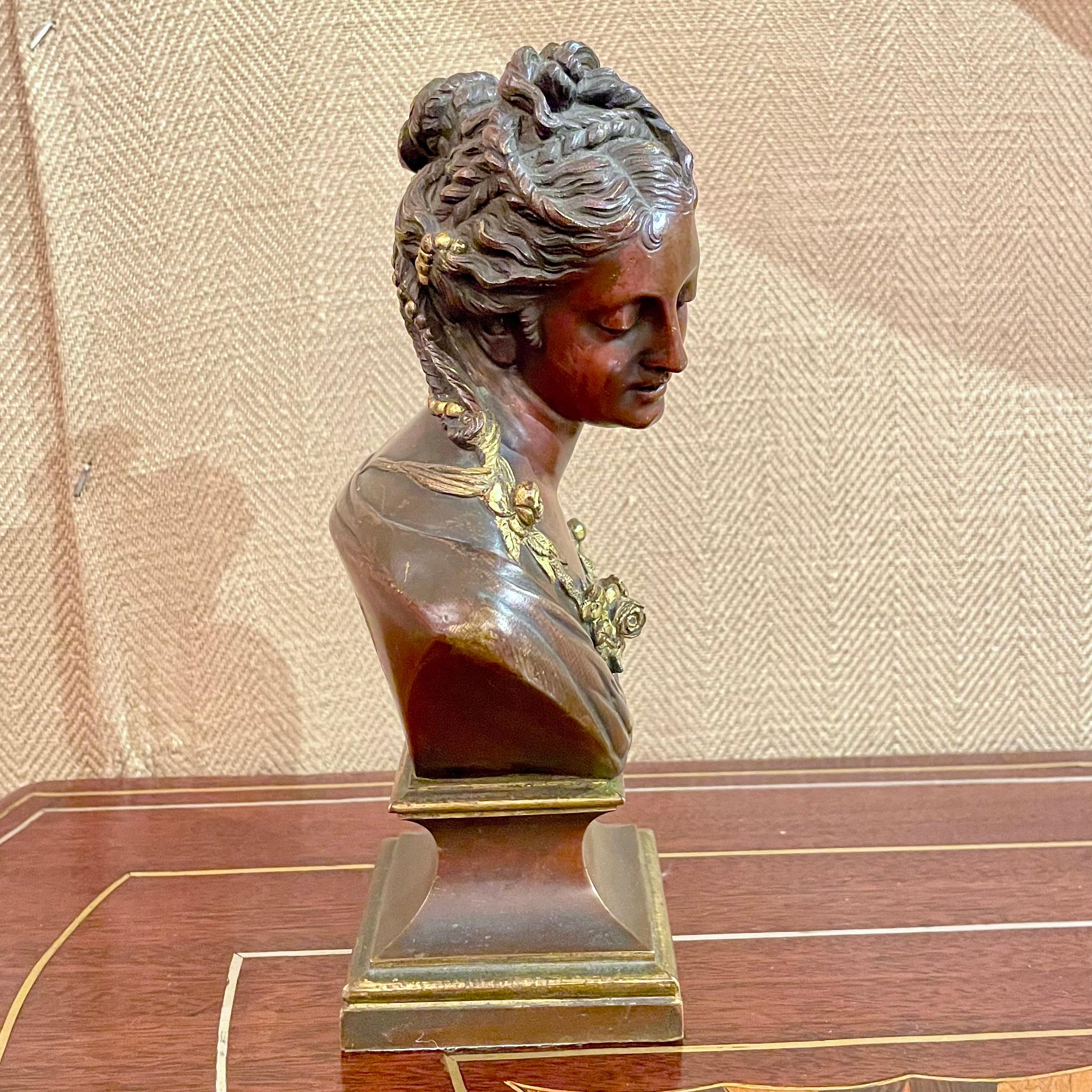 XIX secolo Antique French Art Nouveau Busto in bronzo su stativo di una giovane donna, CIRCA 1890. in vendita