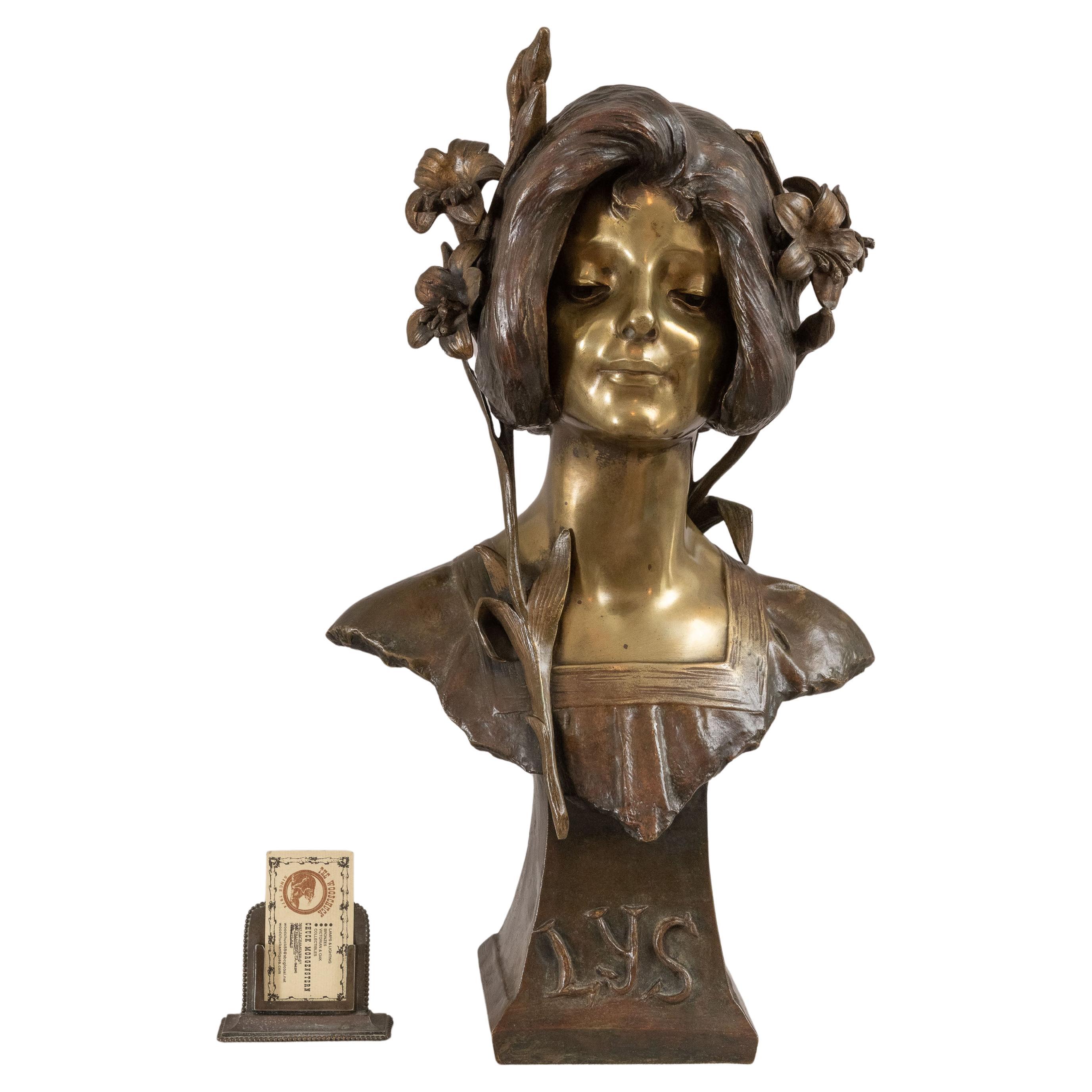  Ce buste en bronze est un bel exemple du mouvement Art nouveau. En outre, il est magnifique et la patine bicolore ajoute à son aspect riche. Julien Caussé était connu pour ses jolis bustes en bronze de style art nouveau. Cet exemple est intitulé