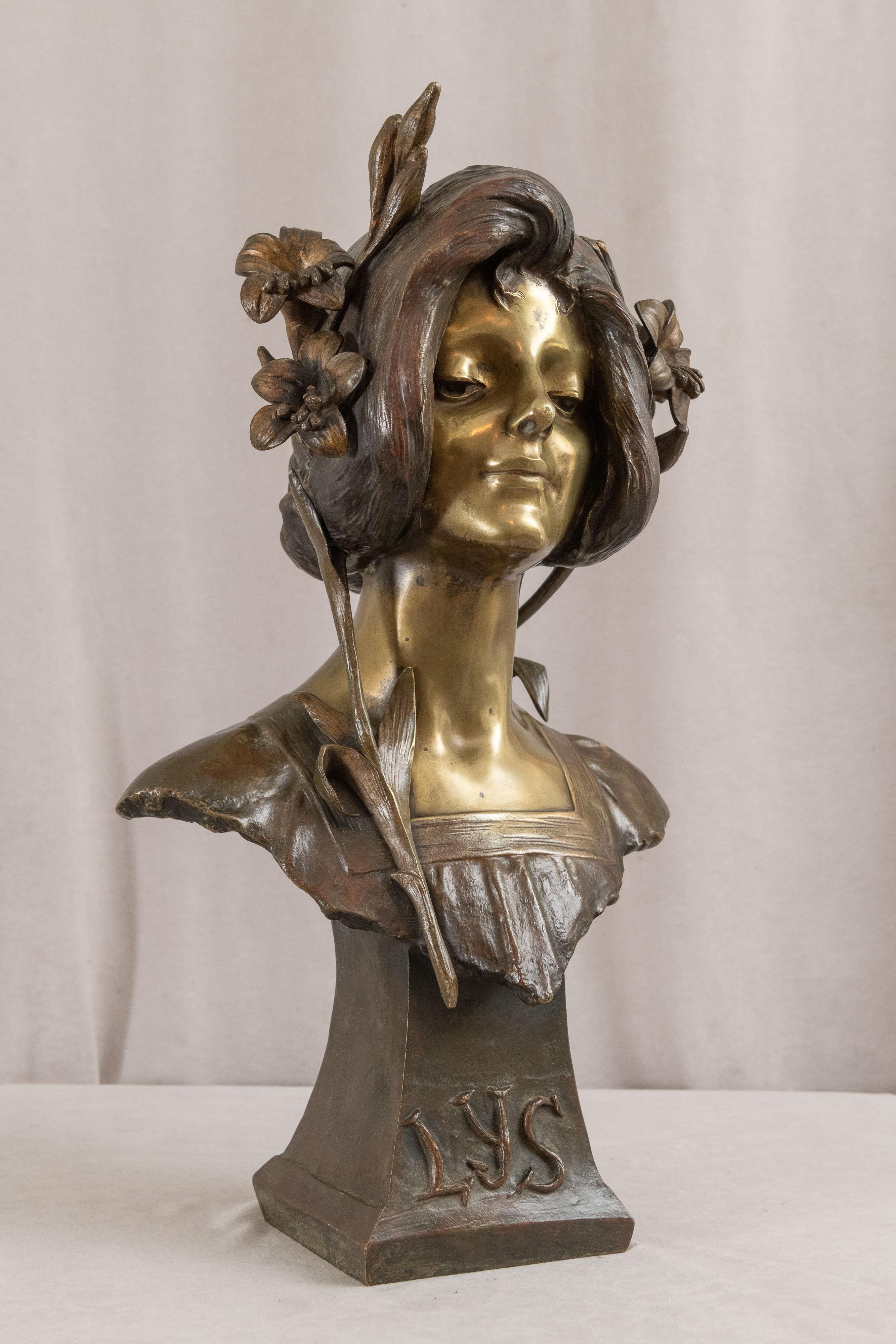 Français Buste en bronze ancien Art Nouveau français (titré Lys) par Julien Caussé (1869-1914) en vente
