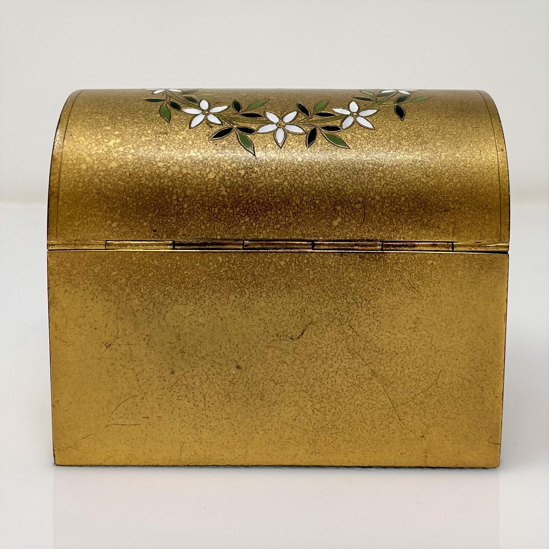 Boîte à bijoux Art nouveau française ancienne en bronze d'or avec fleurs en émail, vers 1920. Bon état - En vente à New Orleans, LA