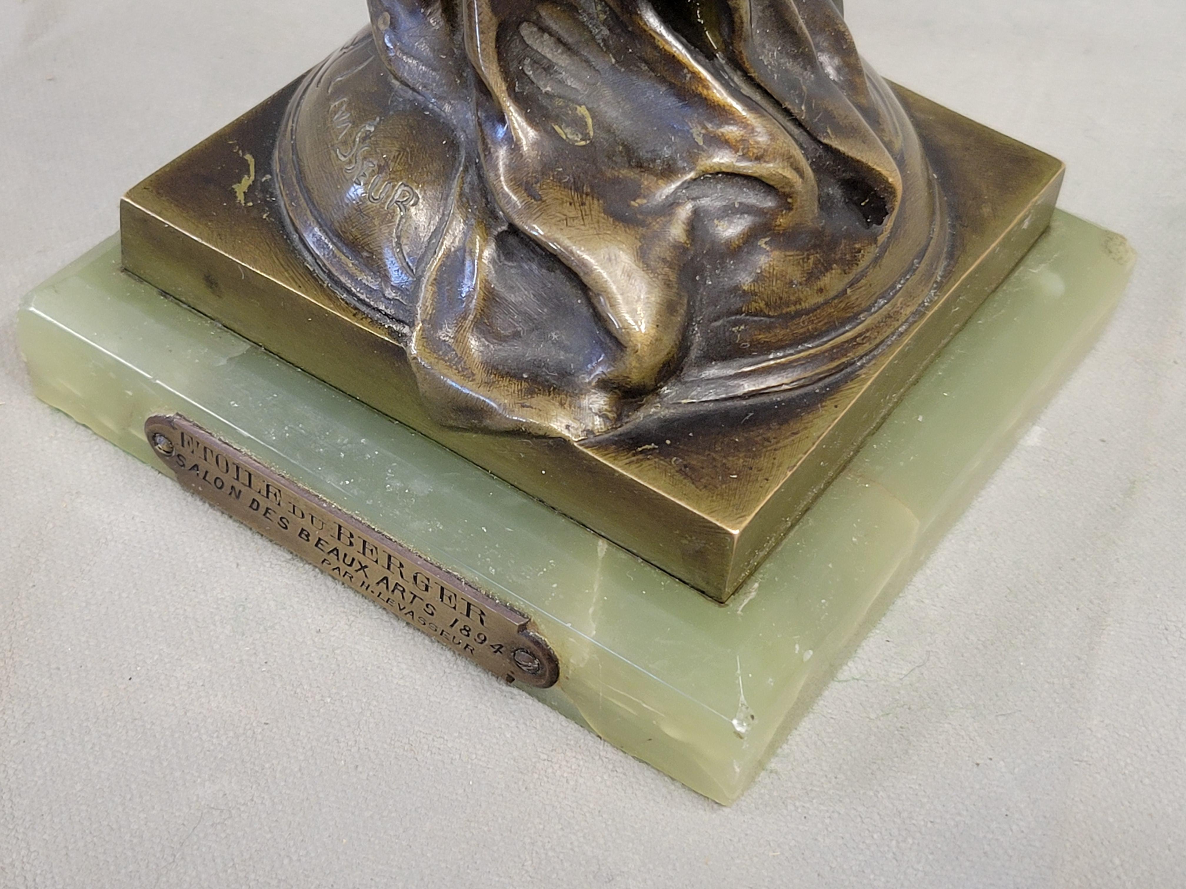 Antique French Art Nouveau Escultura de bronce de una mujer firmada H. Lavasseur (RL) en venta 7