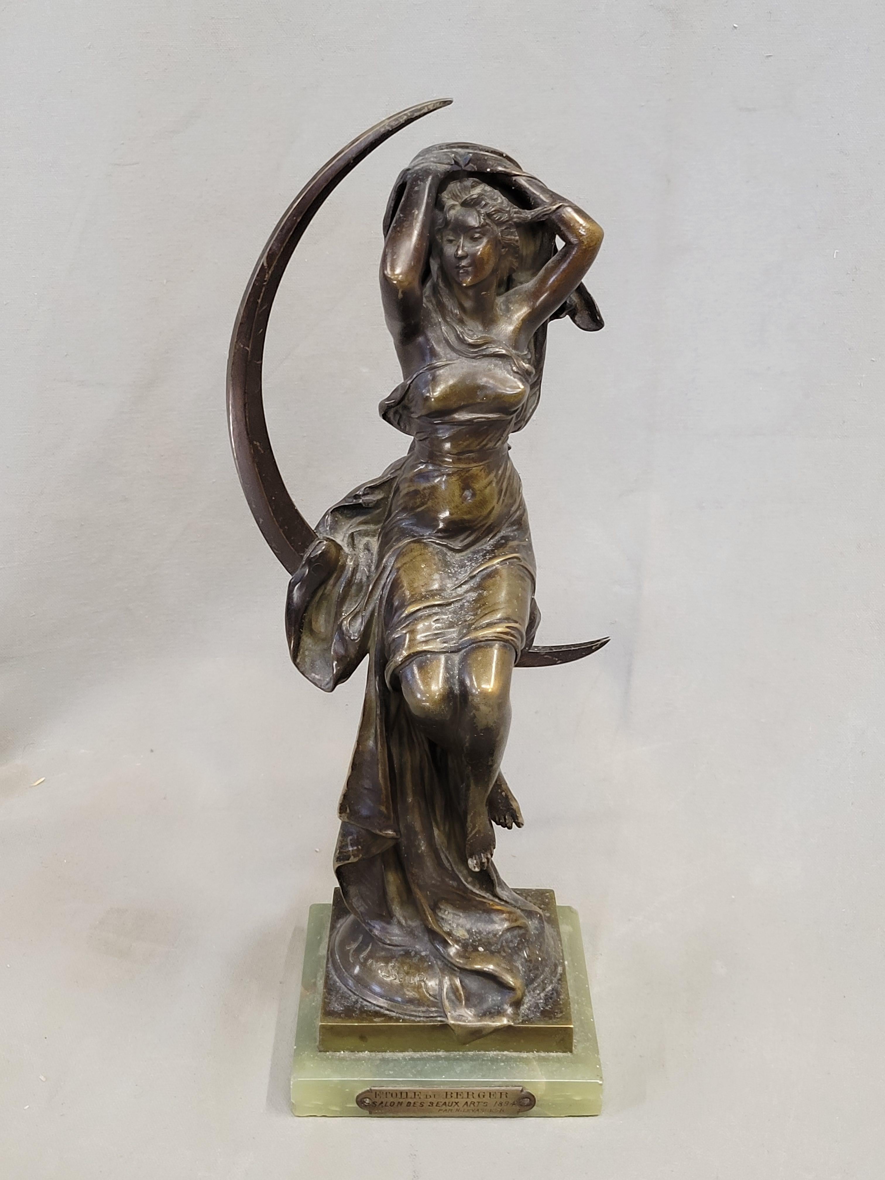 Impresionante escultura antigua francesa art nouveau de bronce de la personificación de la noche (La Nuit) (mujer sentada sobre una luna con una corona de estrellas) de Henri Louis Levasseur (1853-1934), firmada. La escultura se asienta sobre una