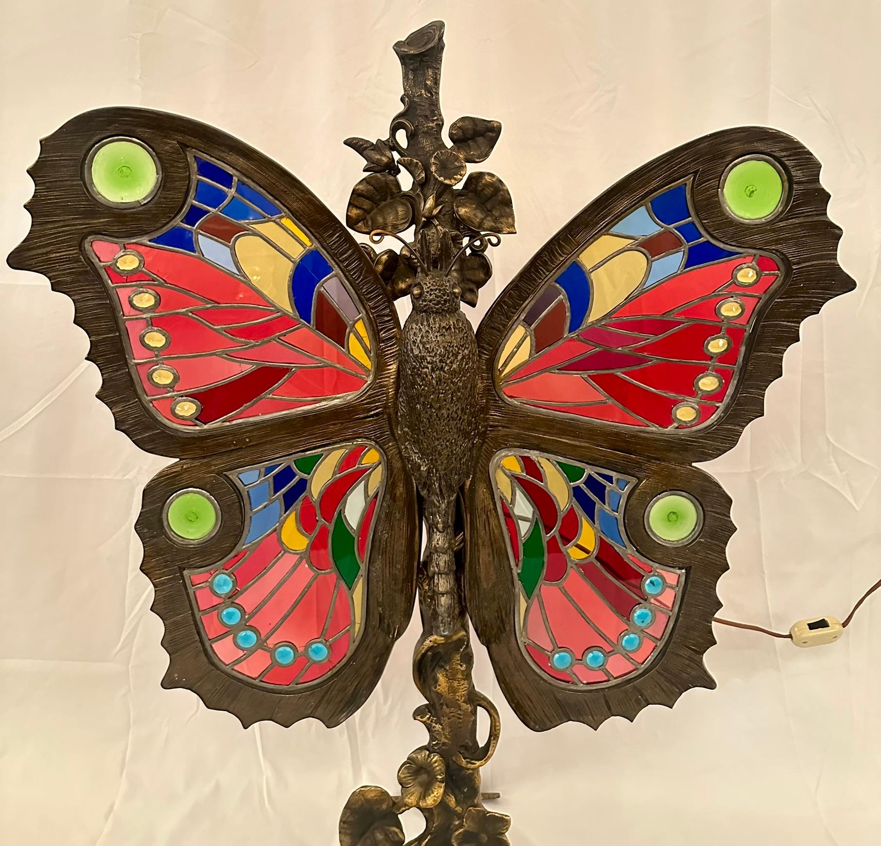 Antigua pantalla de chimenea francesa Art Nouveau de bronce y Stained glass con forma de mariposa Circa 1890's.