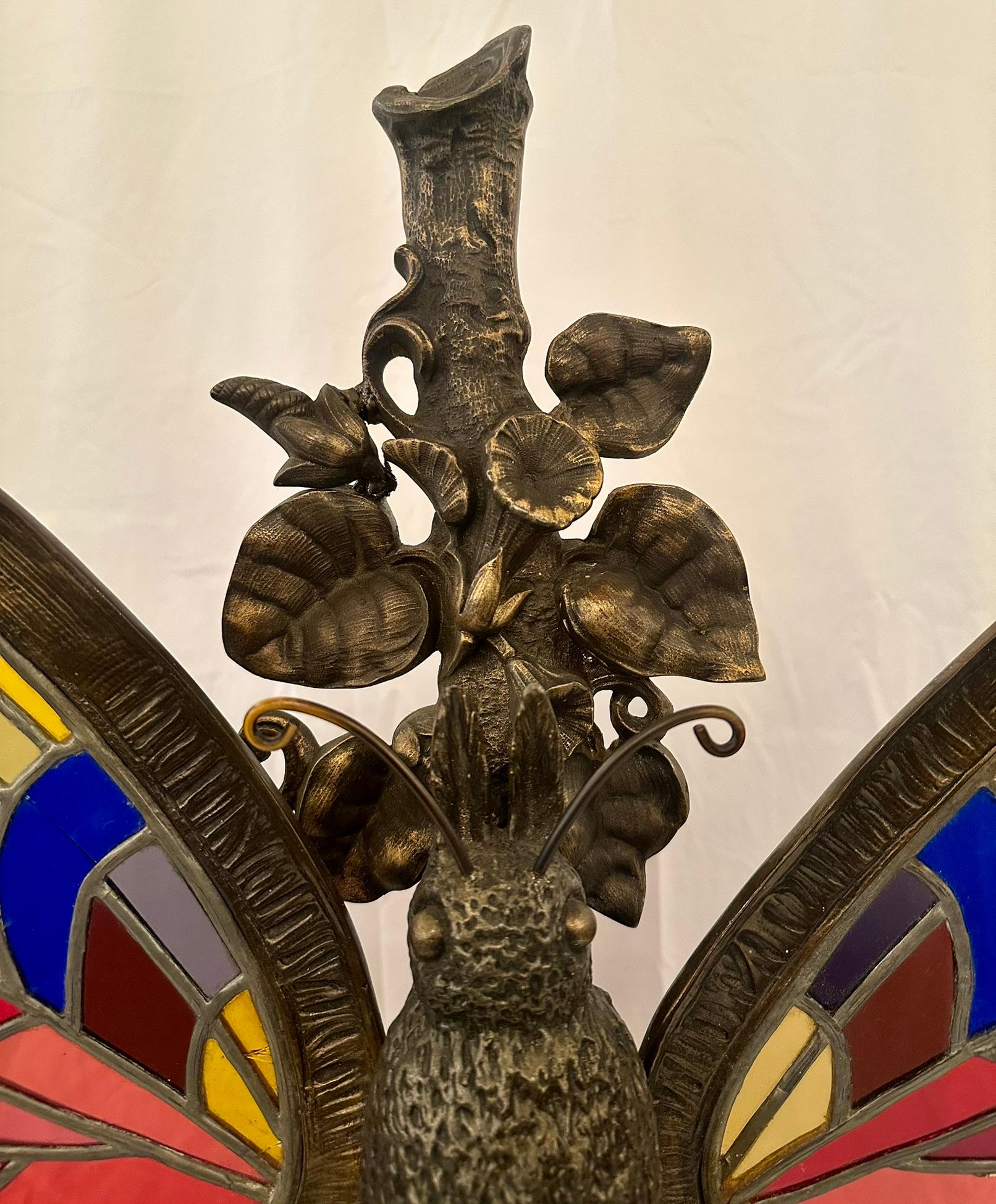 Antique French Art Nouveau Pantalla de bronce y Stained glass Mariposa Ca. 1890 Francés en venta