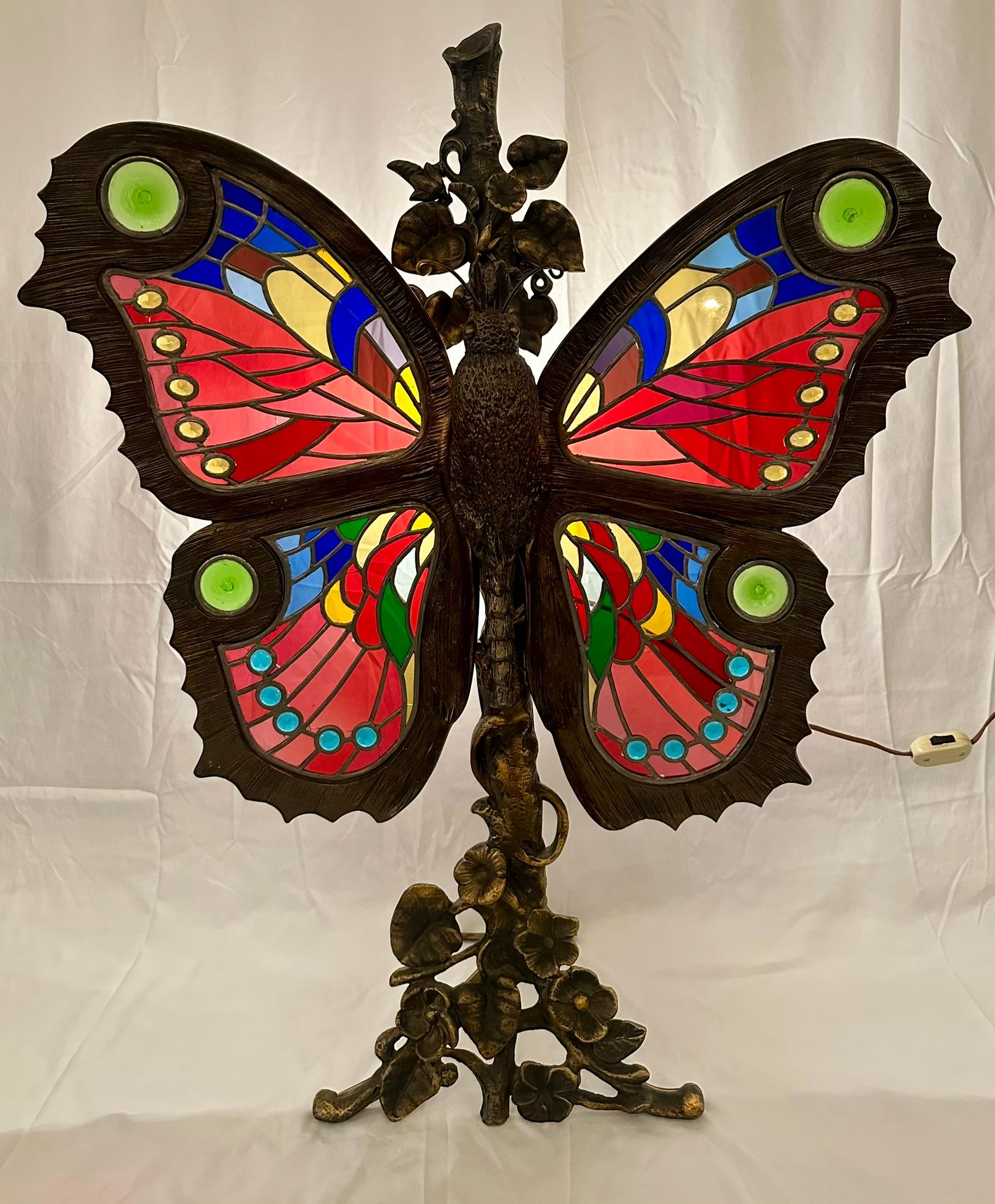Antique French Art Nouveau Pantalla de bronce y Stained glass Mariposa Ca. 1890 siglo XIX en venta