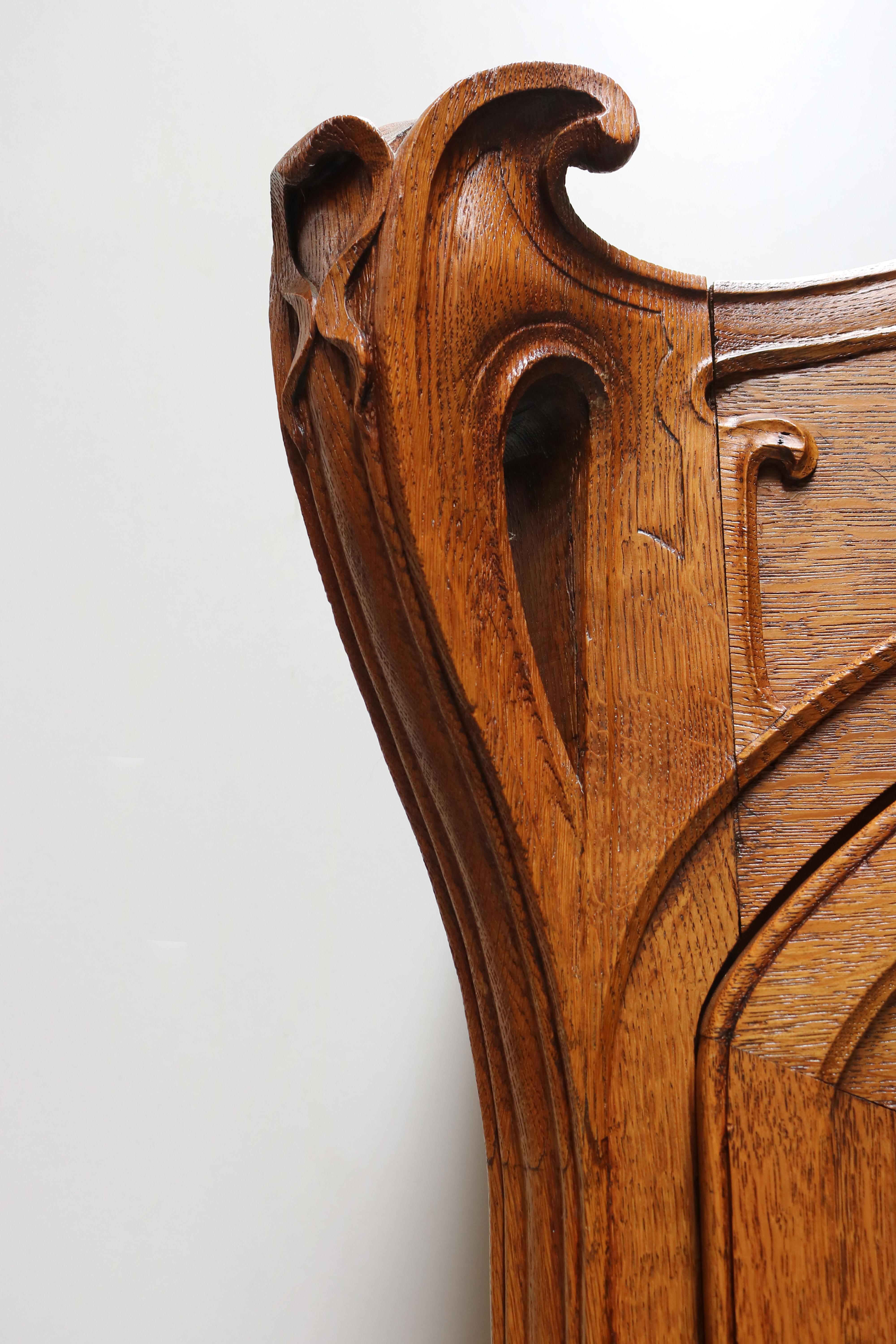 Antiguo armario francés Art Nouveau de Henri Sauvage 1900 Vitrina de roble en venta 4
