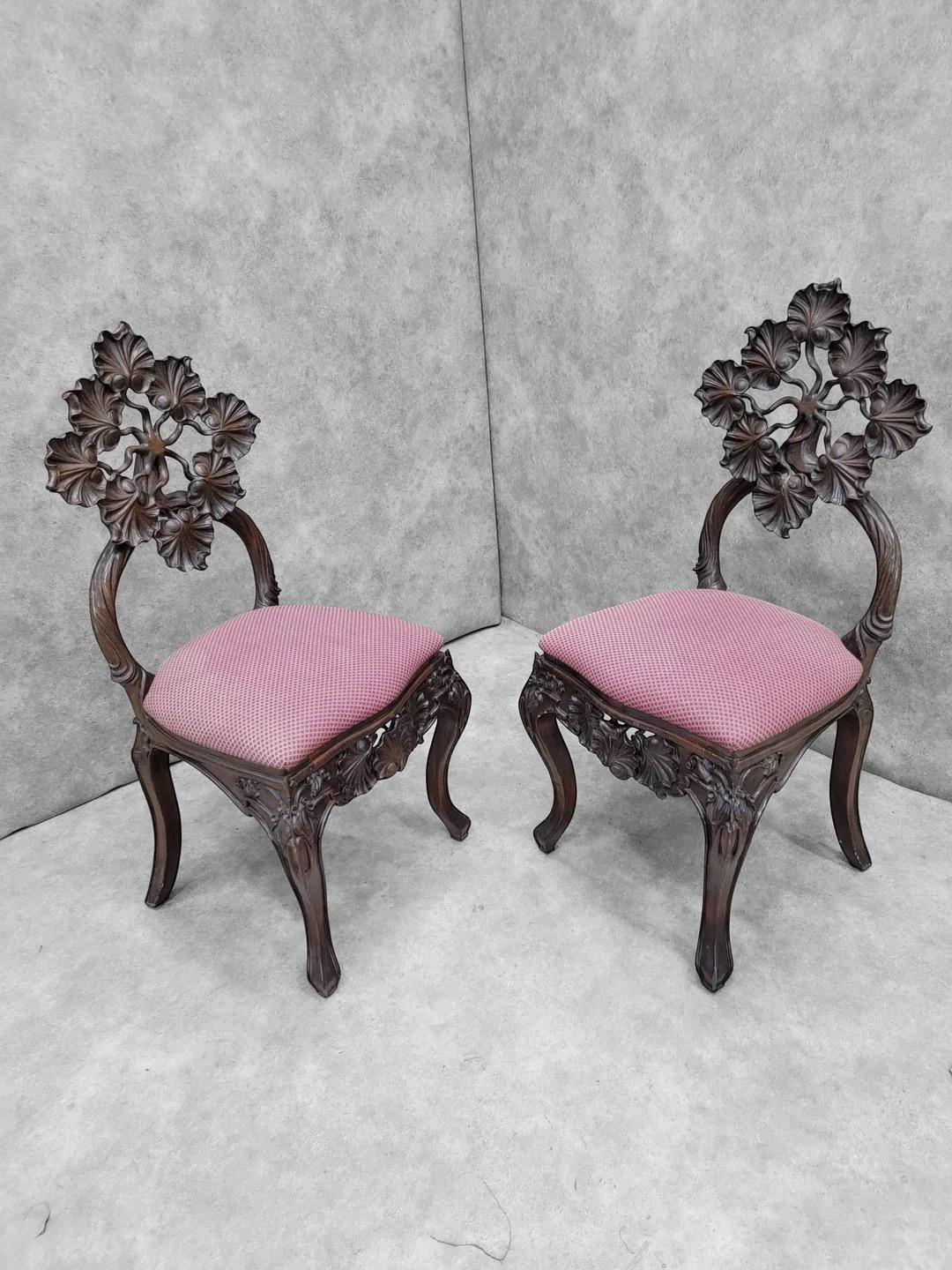 Anciennes chaises en noyer sculpté et table d'appoint Art Nouveau - Lot de 3 en vente 2
