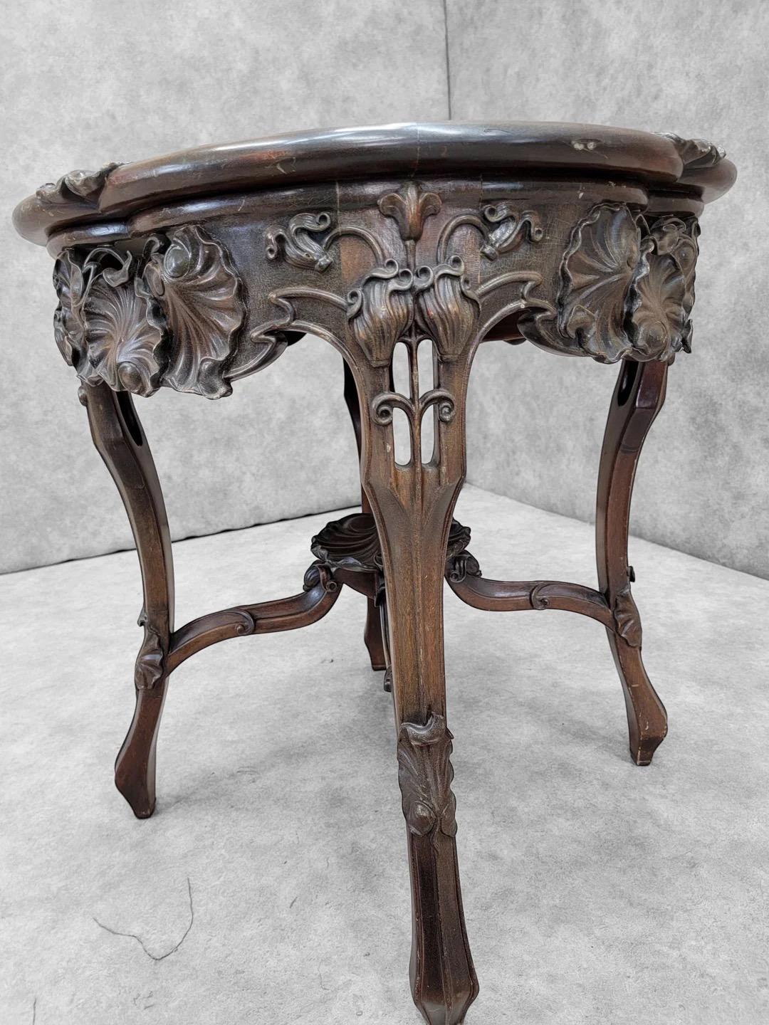 Anciennes chaises en noyer sculpté et table d'appoint Art Nouveau - Lot de 3 en vente 3