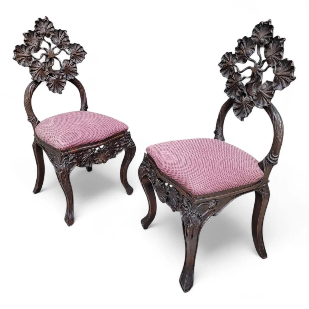 Anciennes chaises en noyer sculpté et table d'appoint Art Nouveau - Lot de 3 en vente 4
