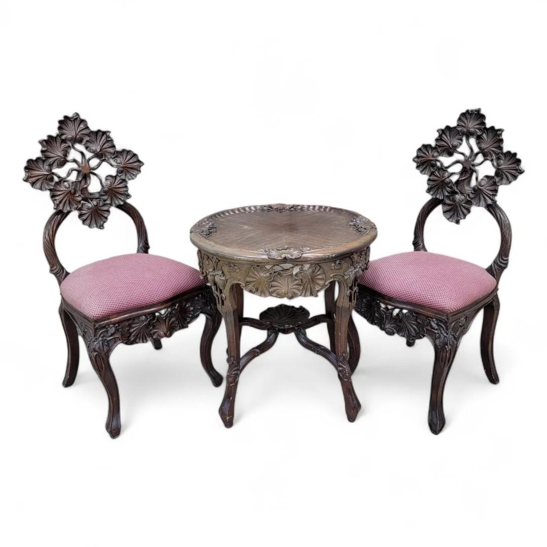 Chaises d'appoint et table d'appoint en noyer sculpté Art Nouveau français ancien - Ensemble 3 pièces 

Cet ensemble exquis de trois pièces comprend des chaises d'appoint en noyer sculpté Arte Antiques French Art Nouveau, associées à une table