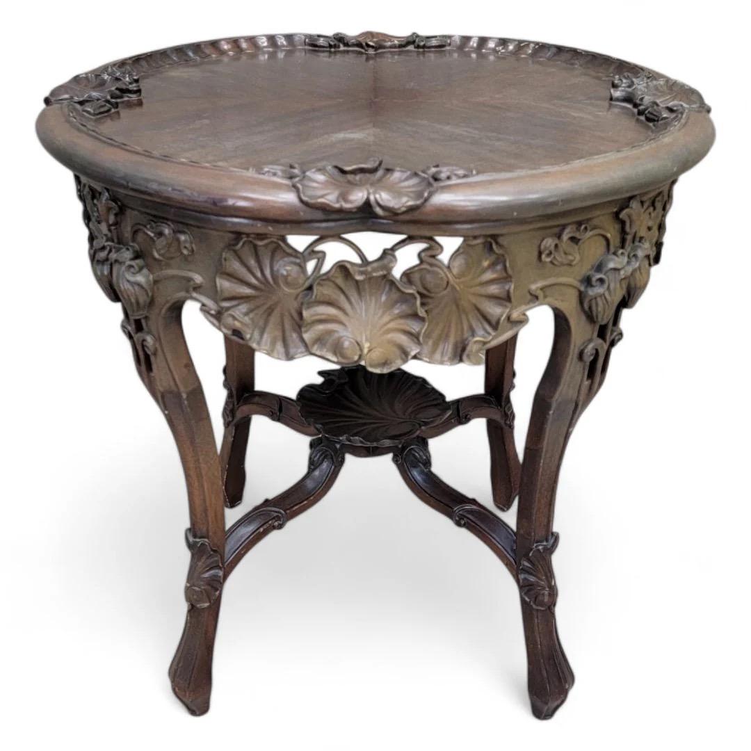 Victorien Anciennes chaises en noyer sculpté et table d'appoint Art Nouveau - Lot de 3 en vente