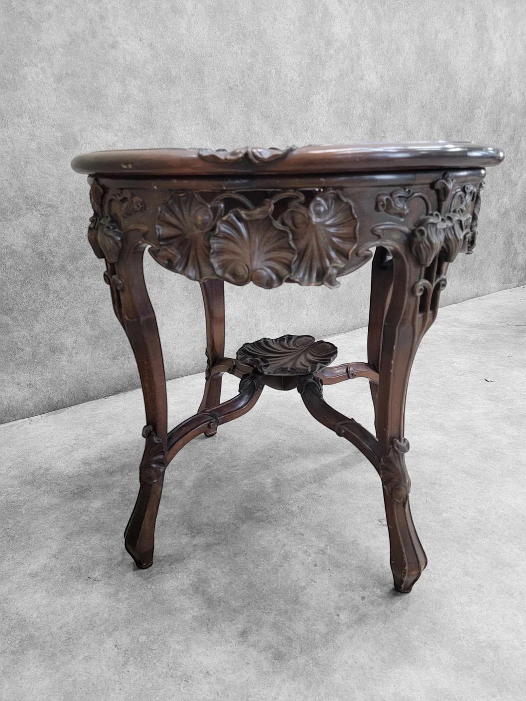 Inconnu Anciennes chaises en noyer sculpté et table d'appoint Art Nouveau - Lot de 3 en vente