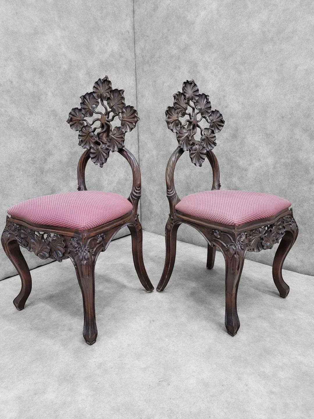 Sculpté Anciennes chaises en noyer sculpté et table d'appoint Art Nouveau - Lot de 3 en vente