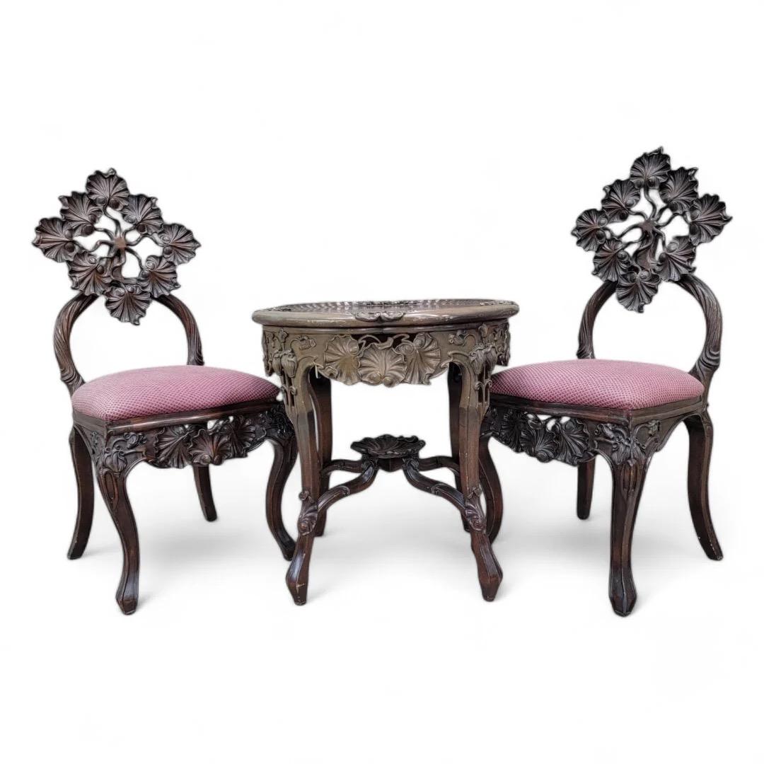 Anciennes chaises en noyer sculpté et table d'appoint Art Nouveau - Lot de 3 Bon état - En vente à Chicago, IL