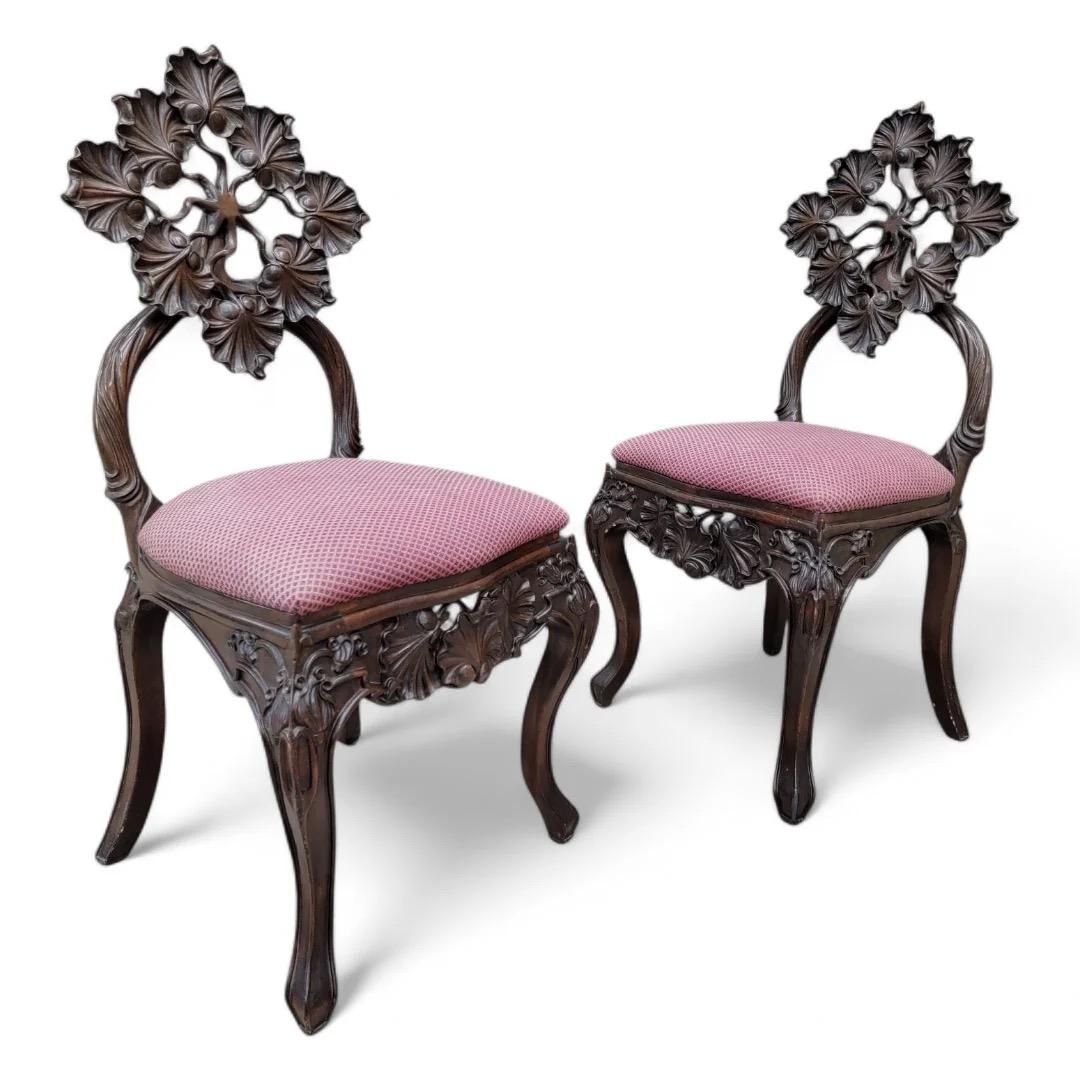 20ième siècle Anciennes chaises en noyer sculpté et table d'appoint Art Nouveau - Lot de 3 en vente