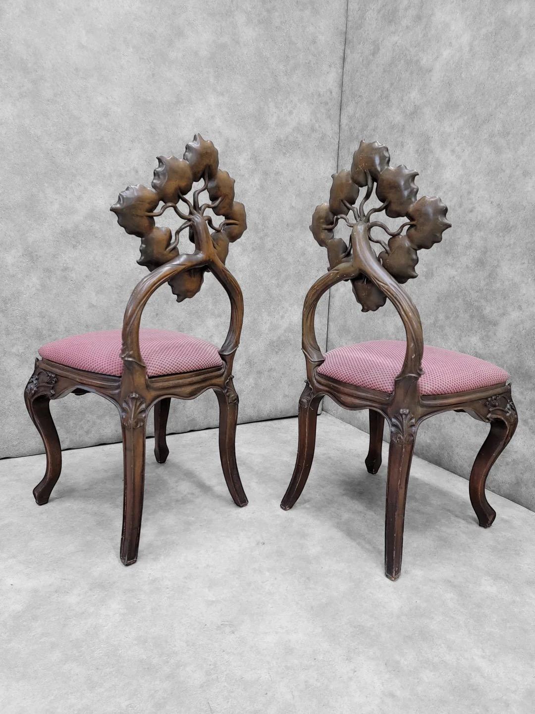 Noyer Anciennes chaises en noyer sculpté et table d'appoint Art Nouveau - Lot de 3 en vente